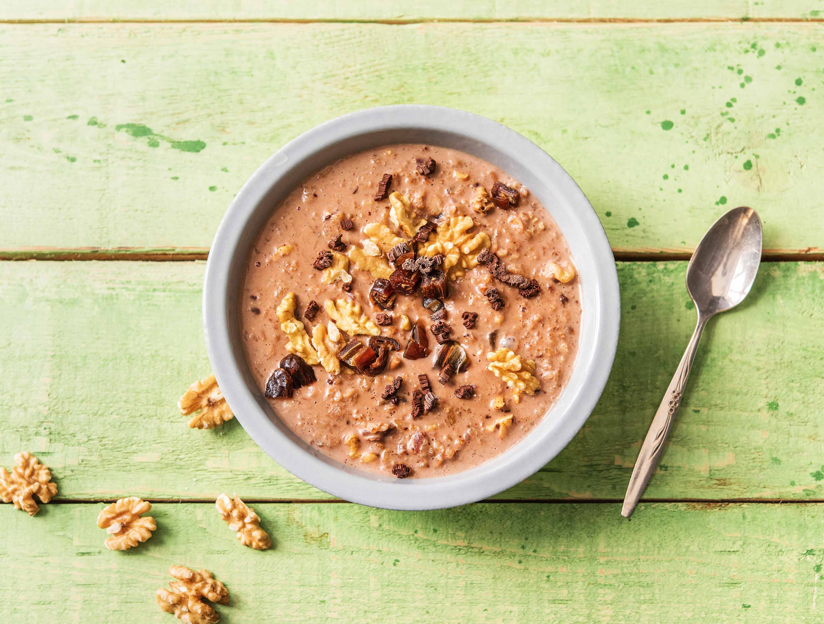 Havermout met chocoladekrullen, dadels en walnoten