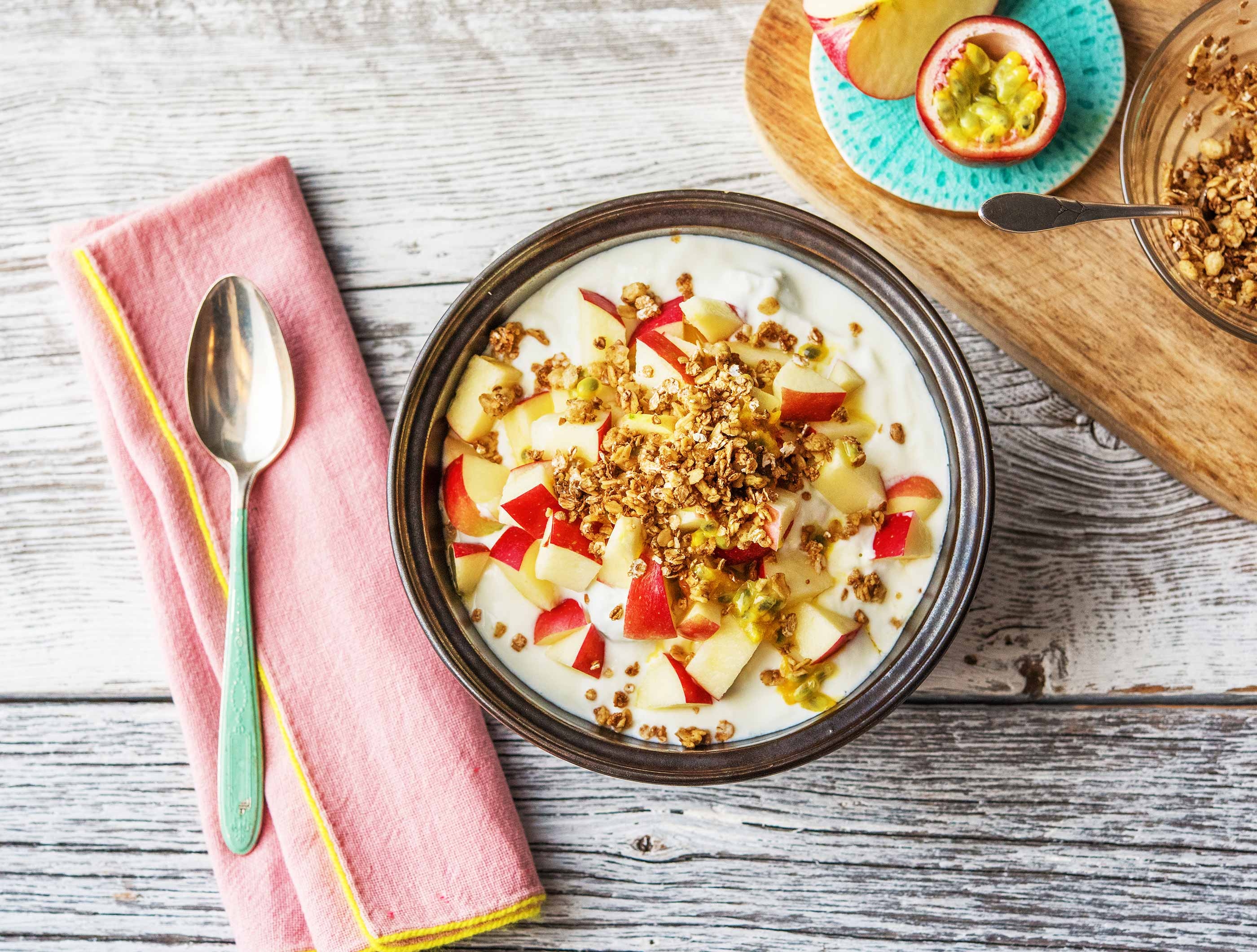 Biogarde met appel, passievrucht en granola