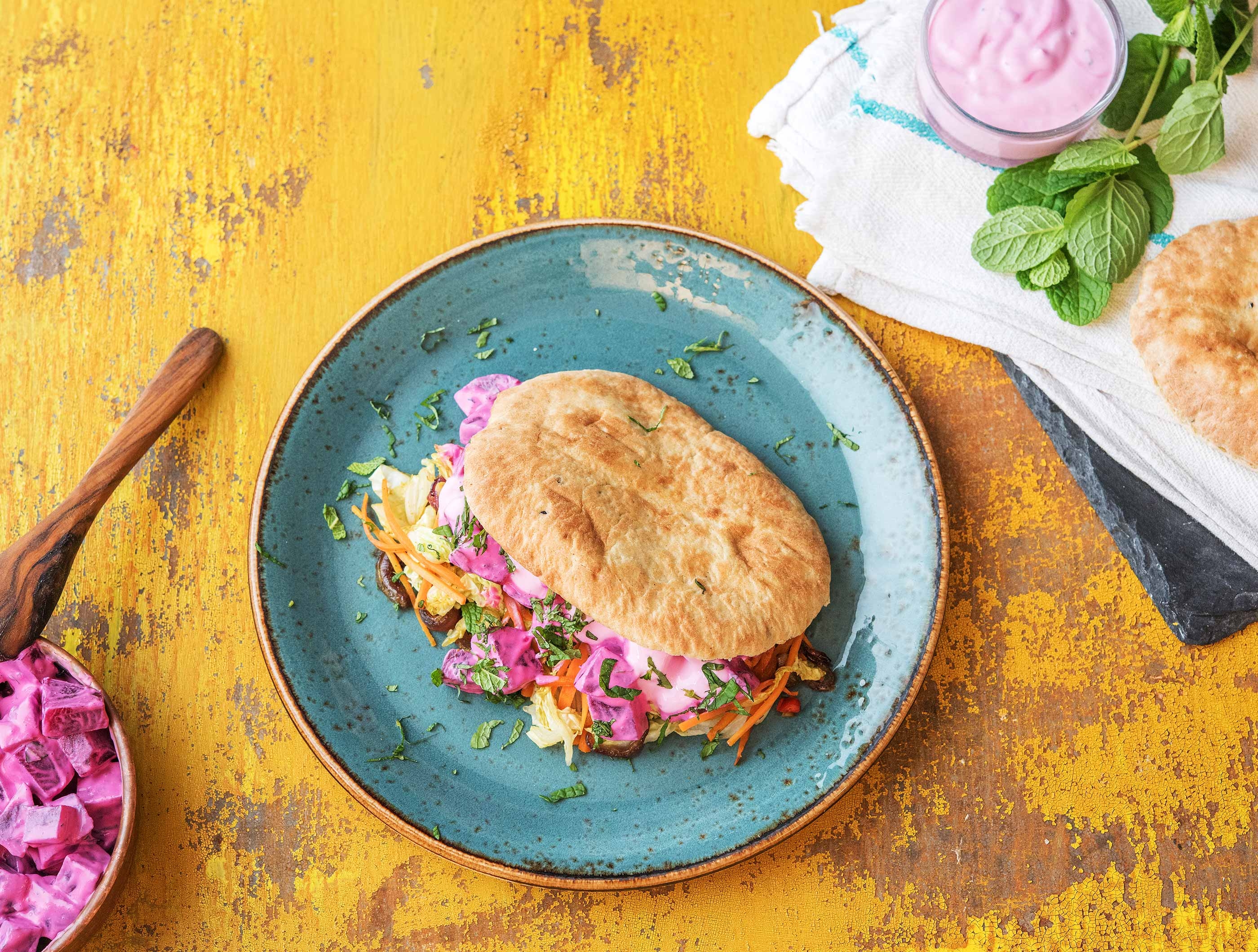 Gevuld naanbrood met yoghurtsaus en verse munt