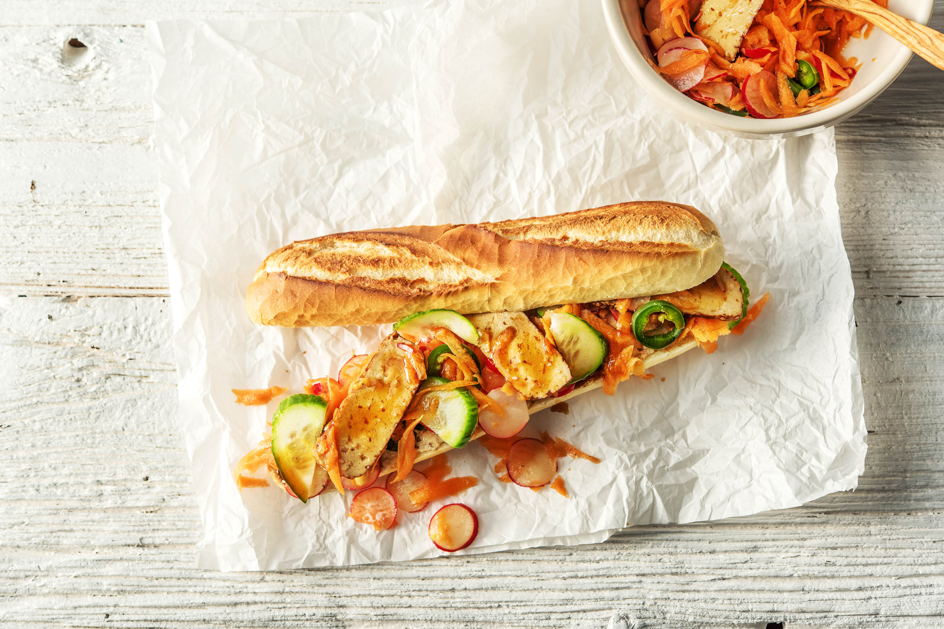 Knuspriges Baguette mit Erdnuss-Tofu-Creme