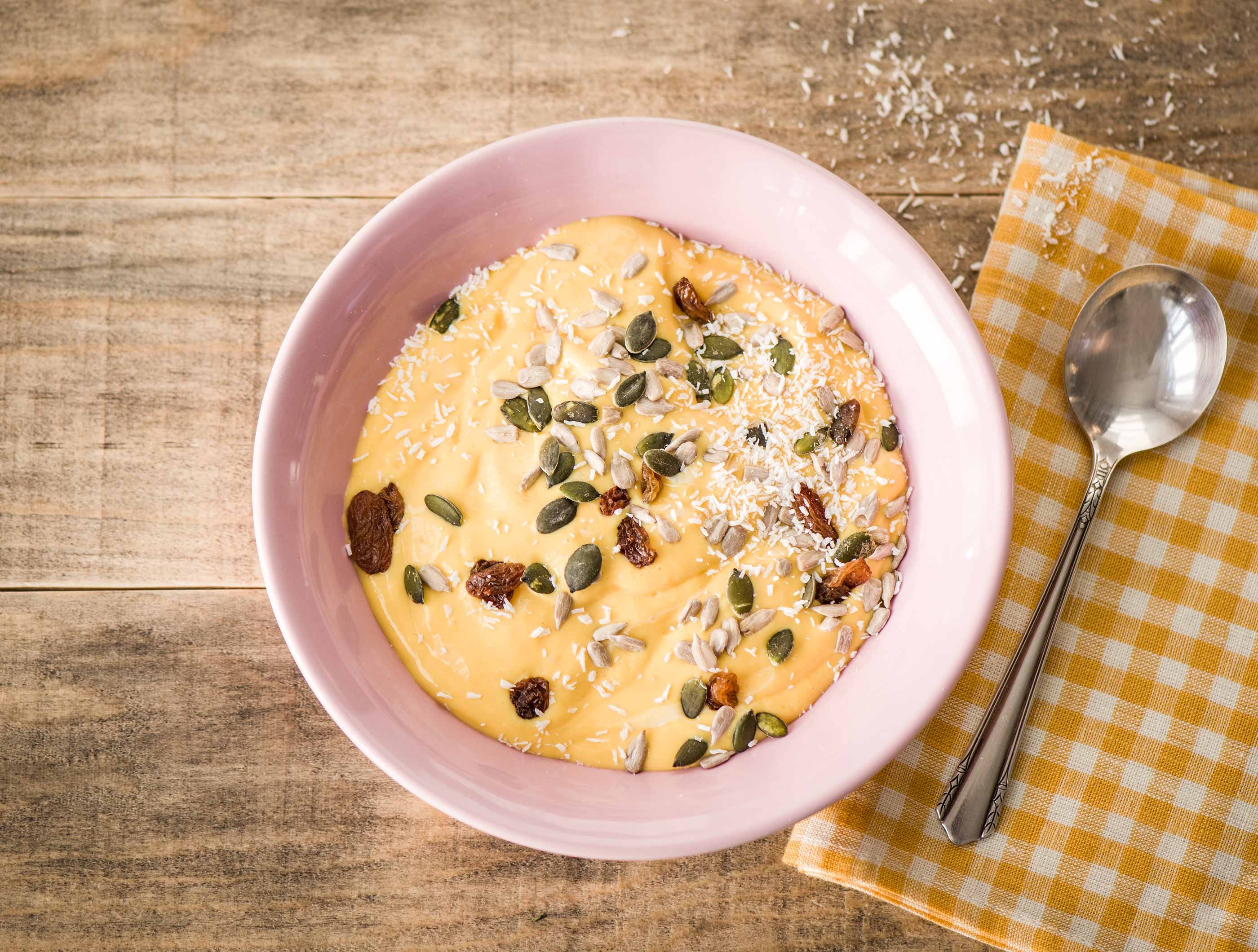 Vanille-mangosmoothie met pitten en kokos