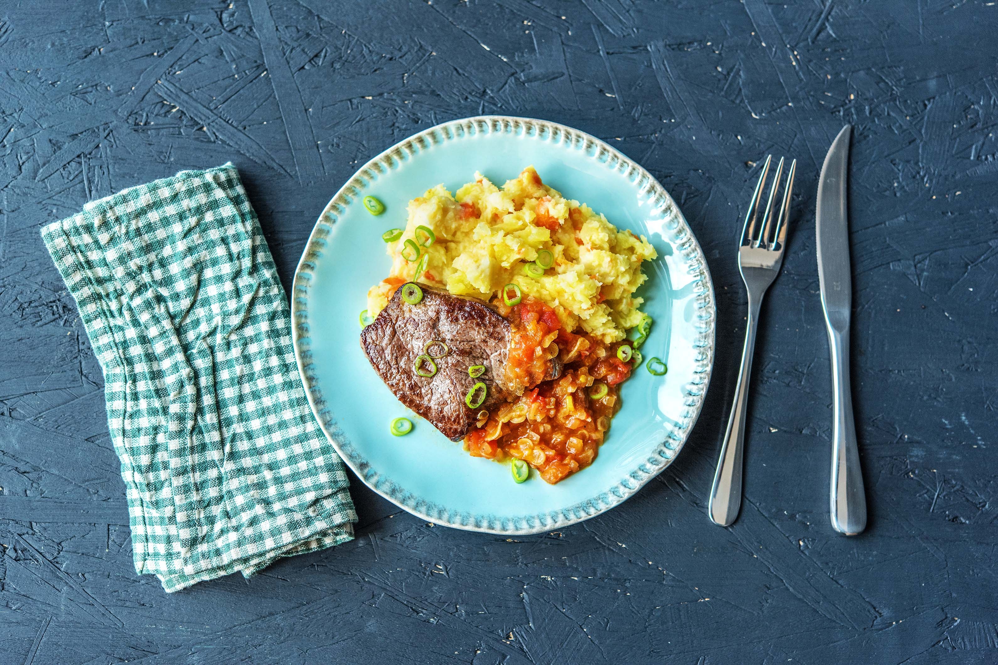 Saftiges Rinderhüftsteak mit fruchtiger Tomatensoße