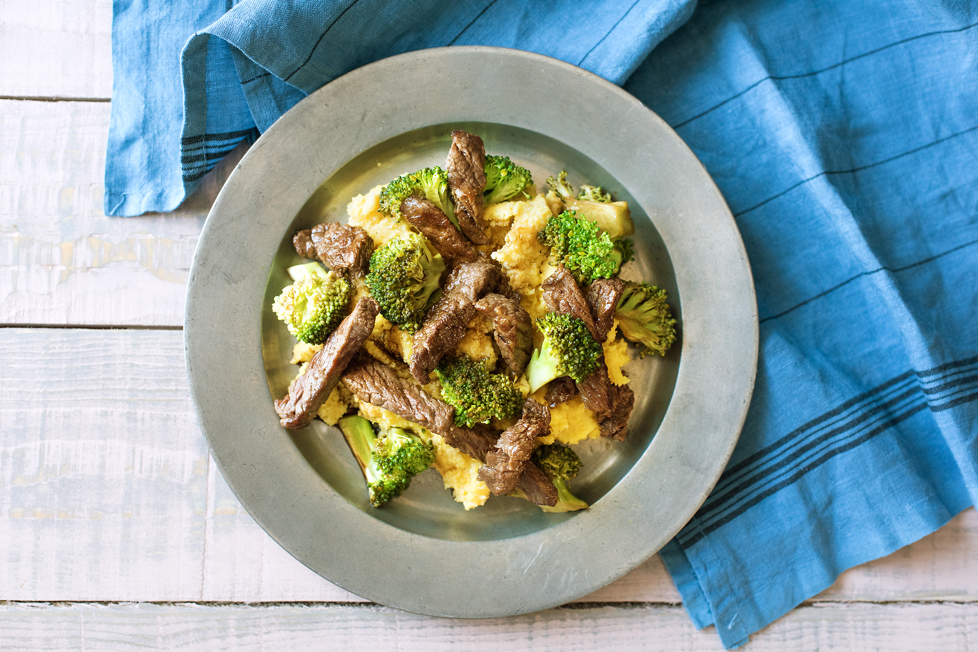 Gebratene Rindssteak-Streifen mit Broccoli