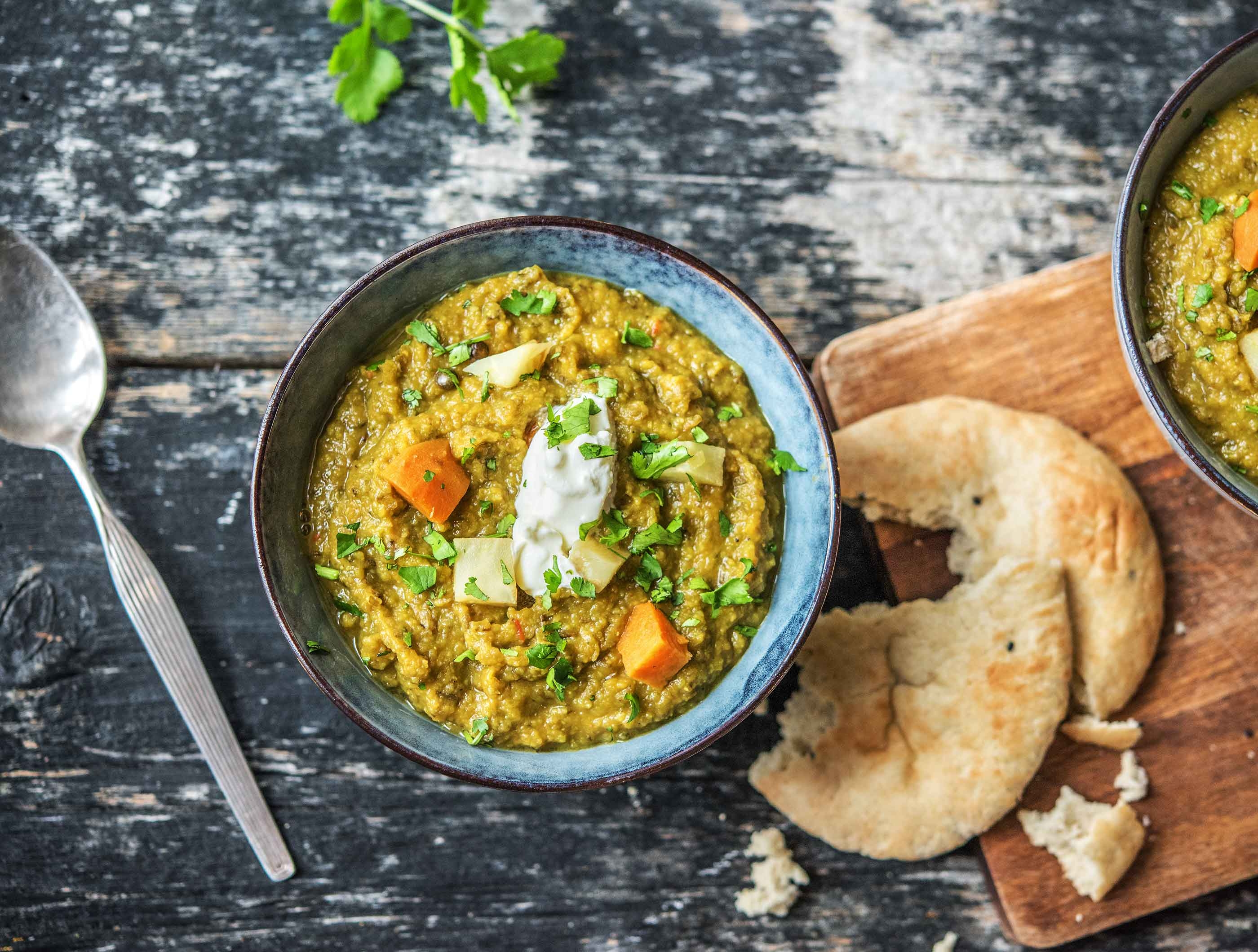 Dahl van bataat met groene linzen en geurige currykruiden
