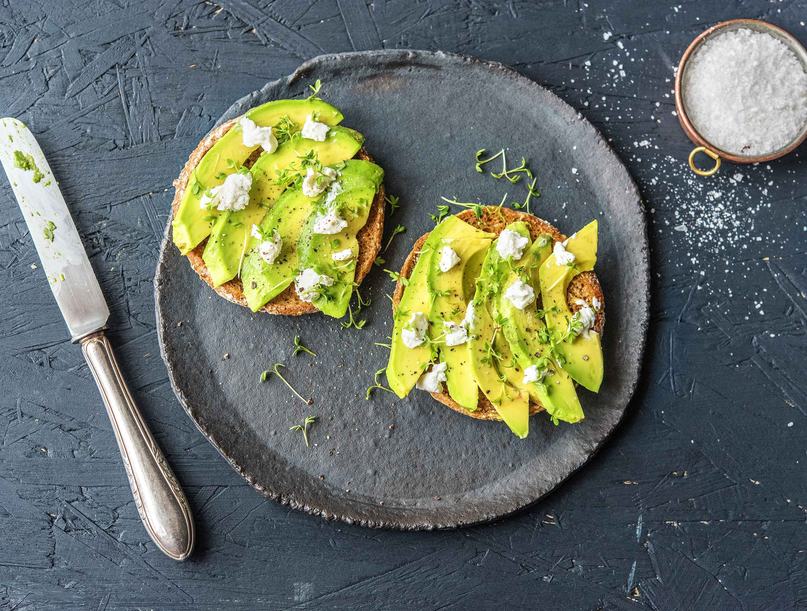 Meergranenbeschuit met avocado, geitenkaas en tuinkers