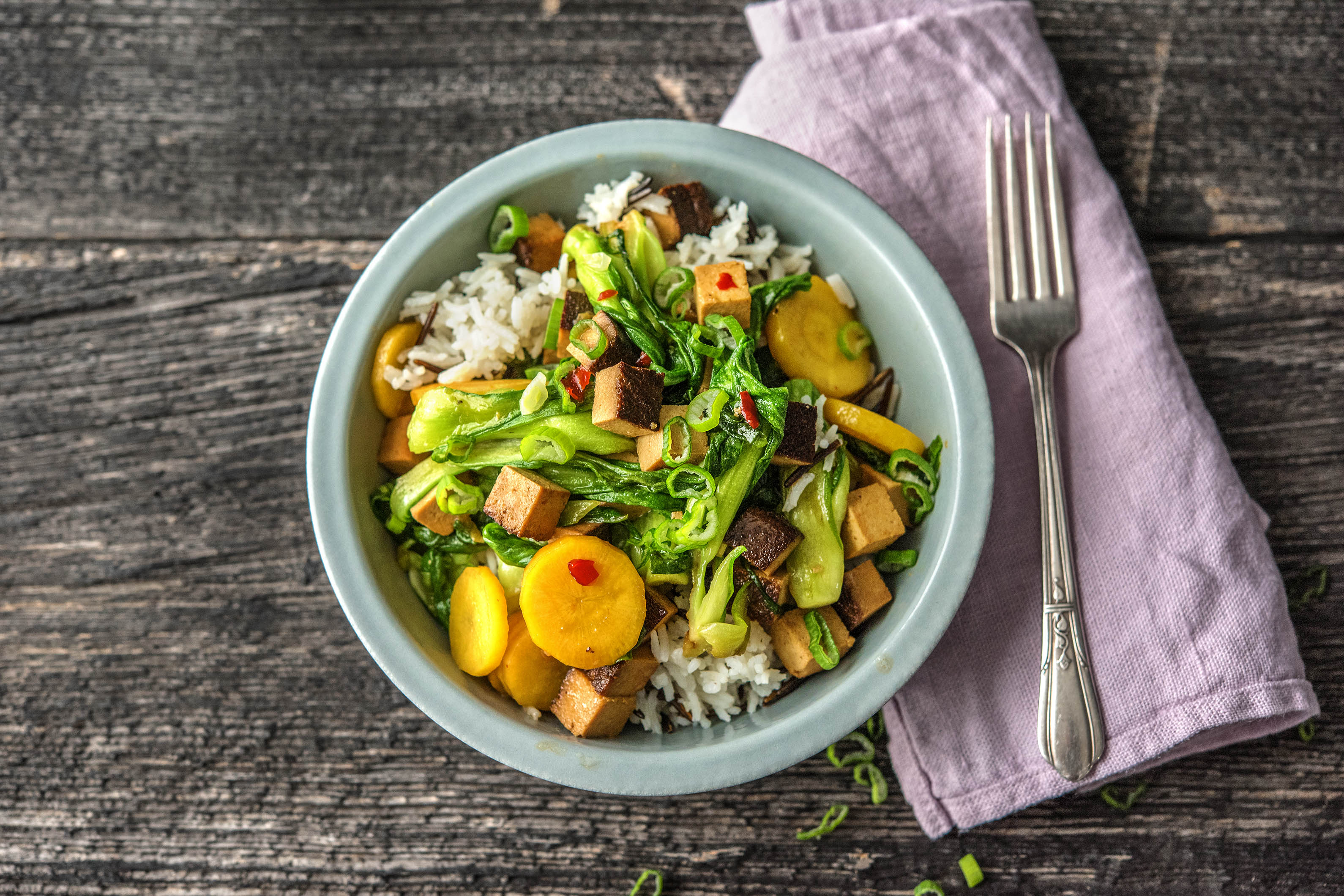 Knackige Gemüsepfanne mit geräuchertem Tofu