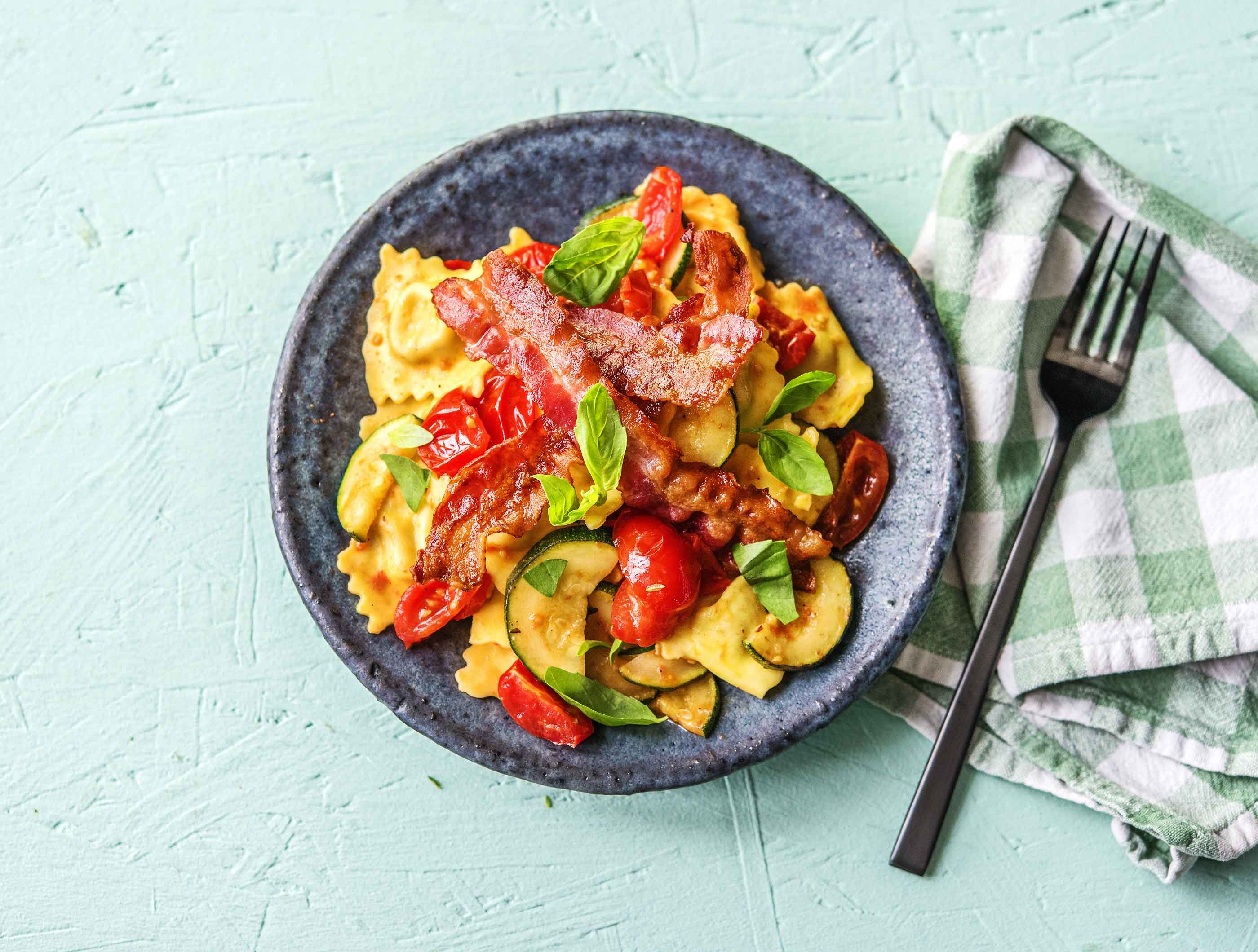 Mezzelune van geitenkaas en citroen met spek uit de oven