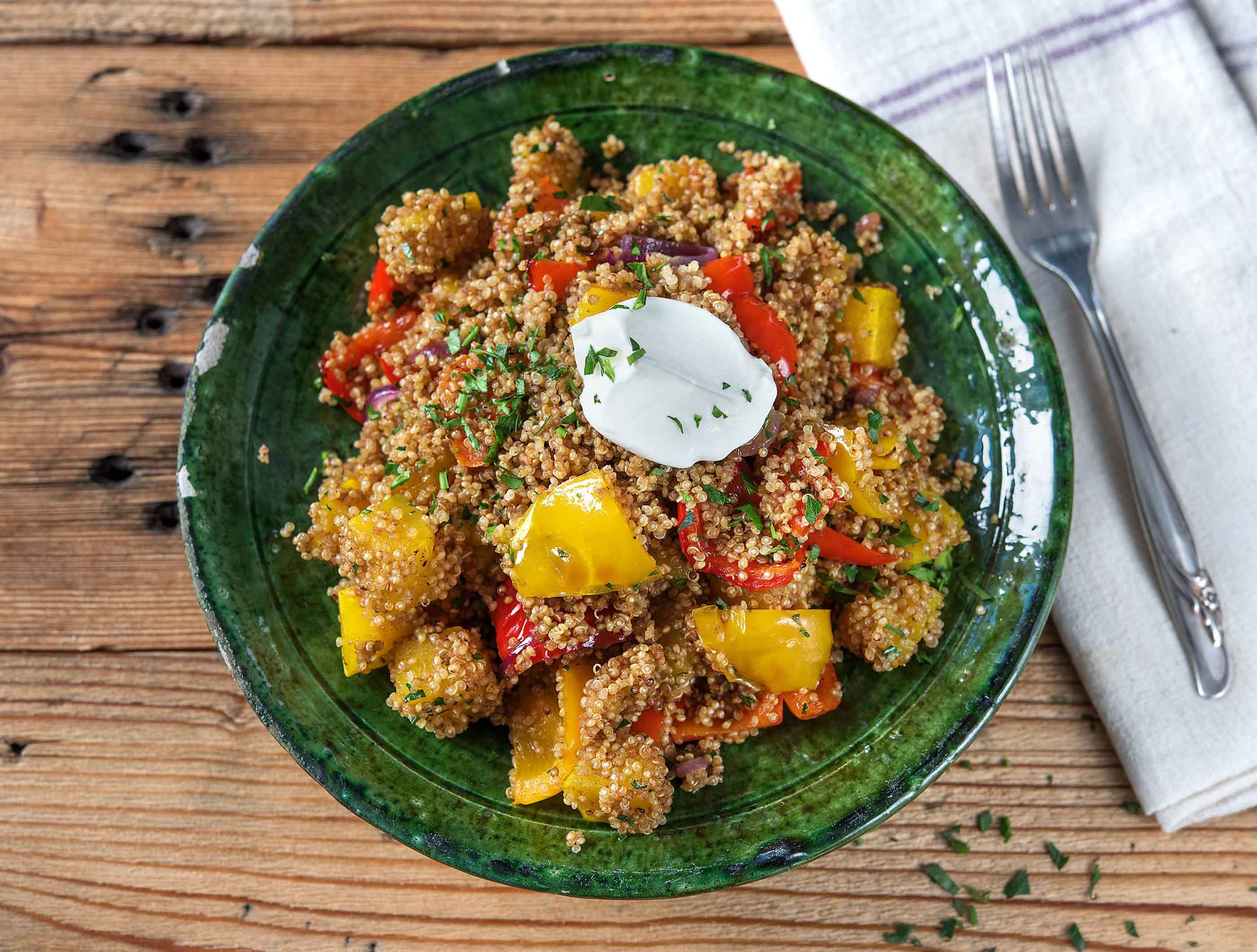 Quinoa met ovengroenten, amandelen, yoghurt en verse koriander