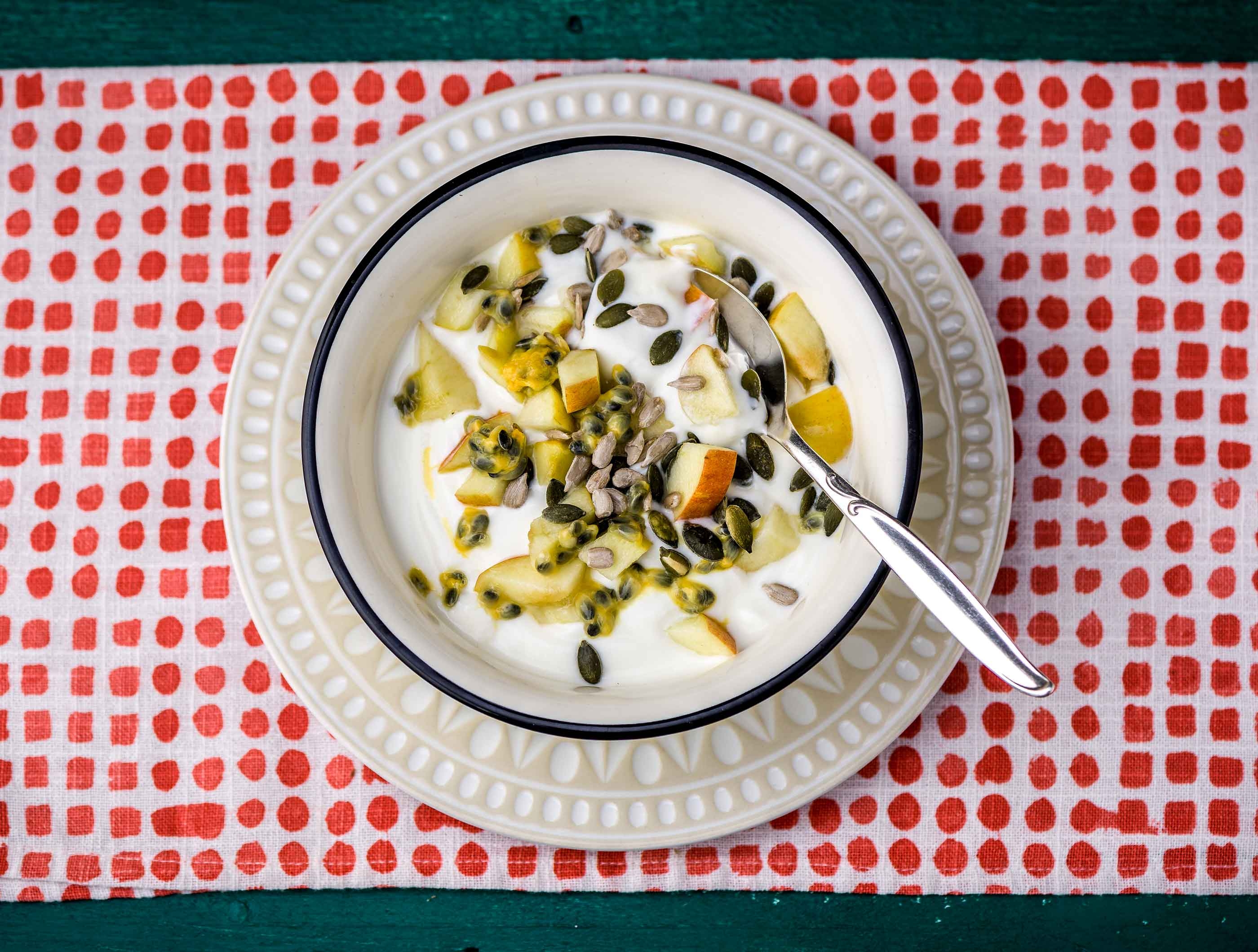 Bulgaarse yoghurt met passievrucht en zonnebloem-pompoenpittenmix