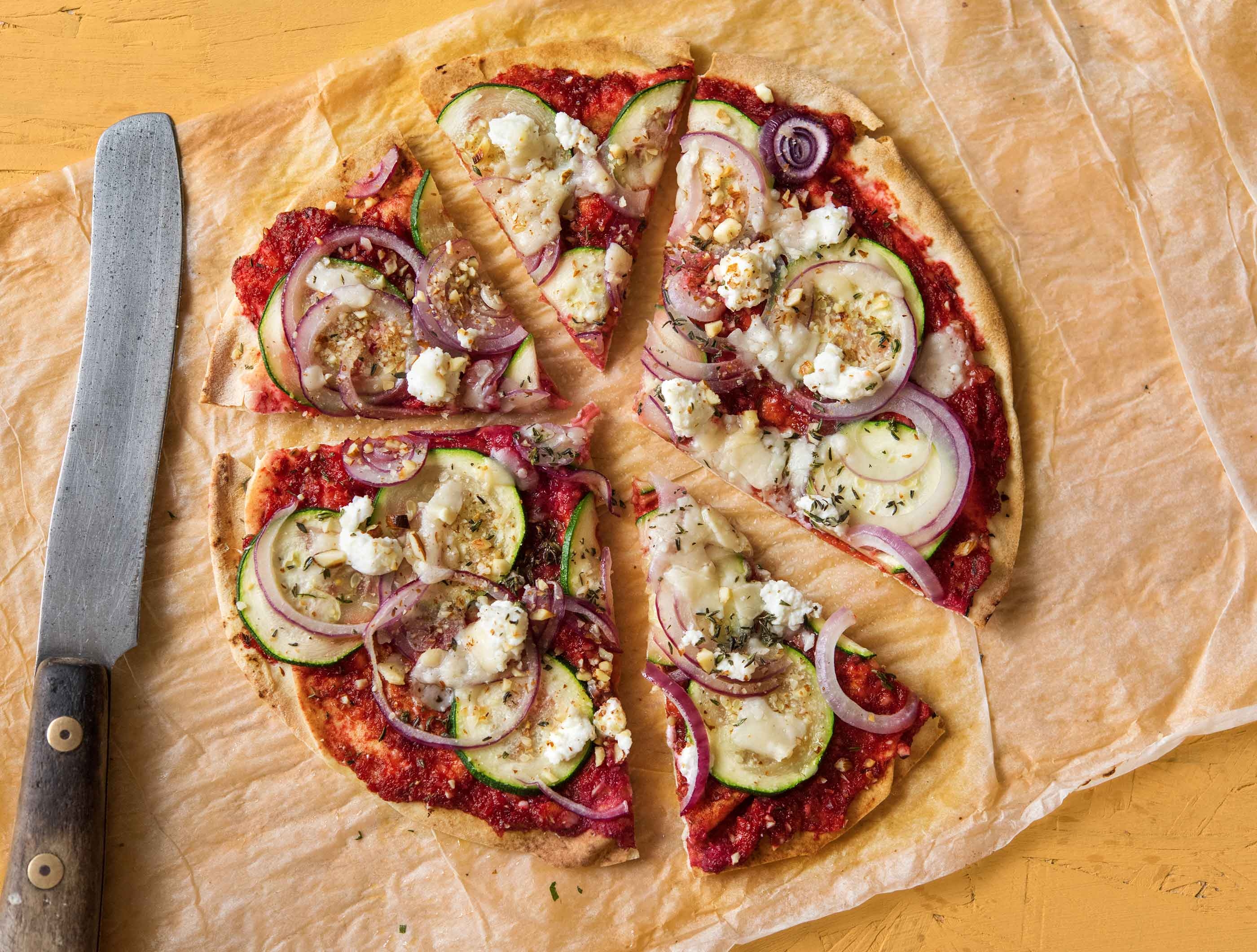Platbroodpizza met bieten-amandelpesto en geitenkaas