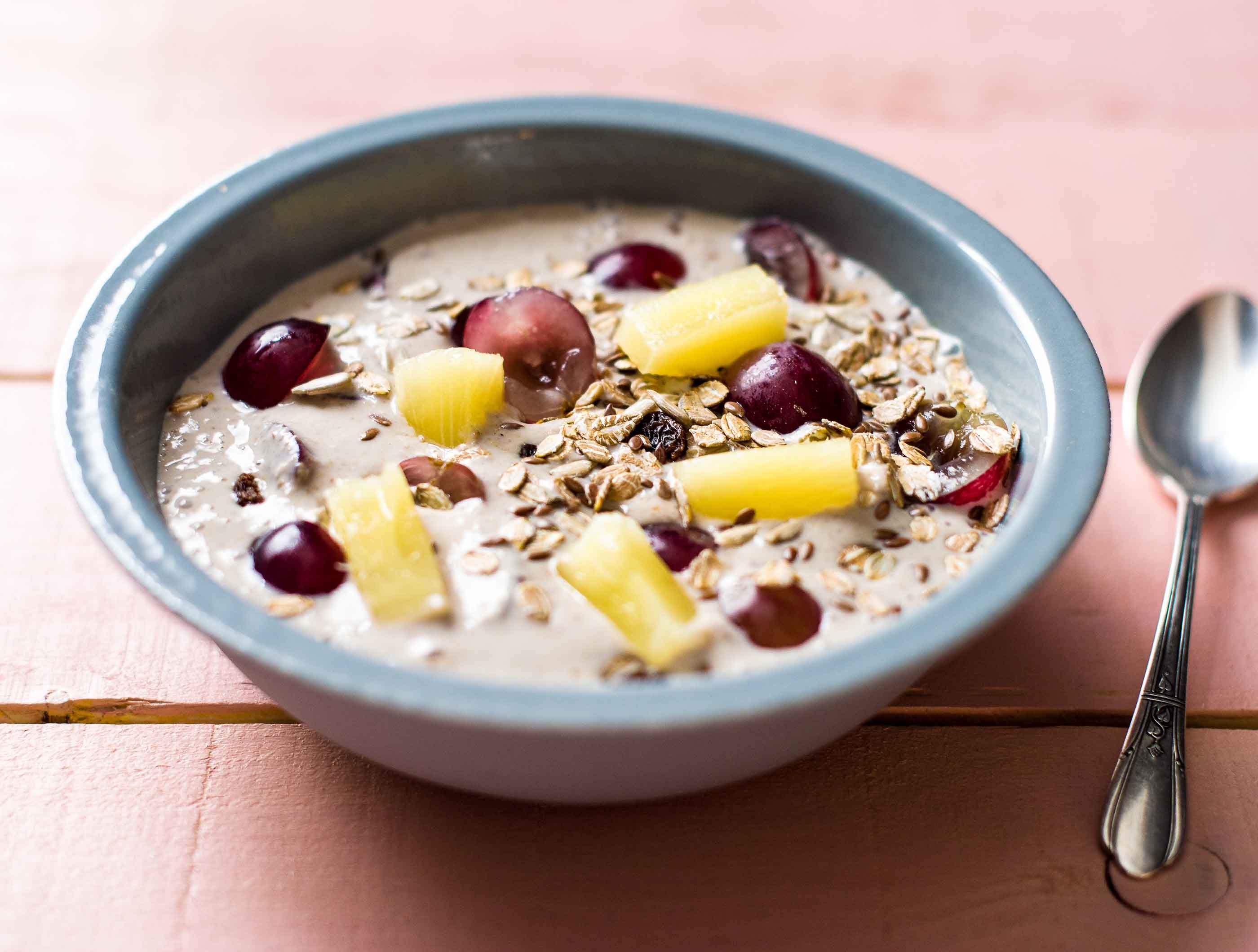 Smoothie van volle yoghurt, rode druiven en muesli