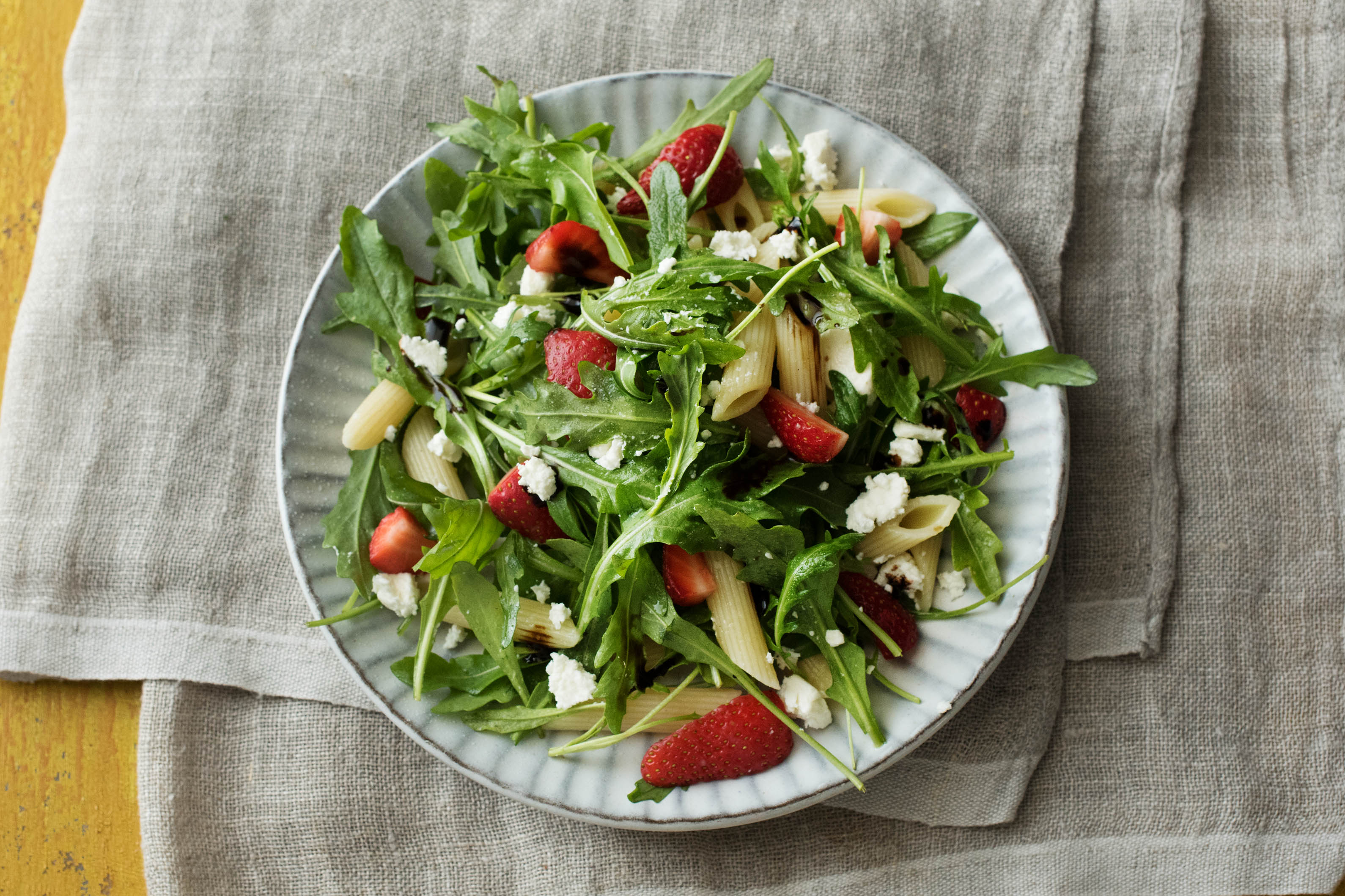 Sommerlicher Erdbeer-Rucola-Nudelsalat