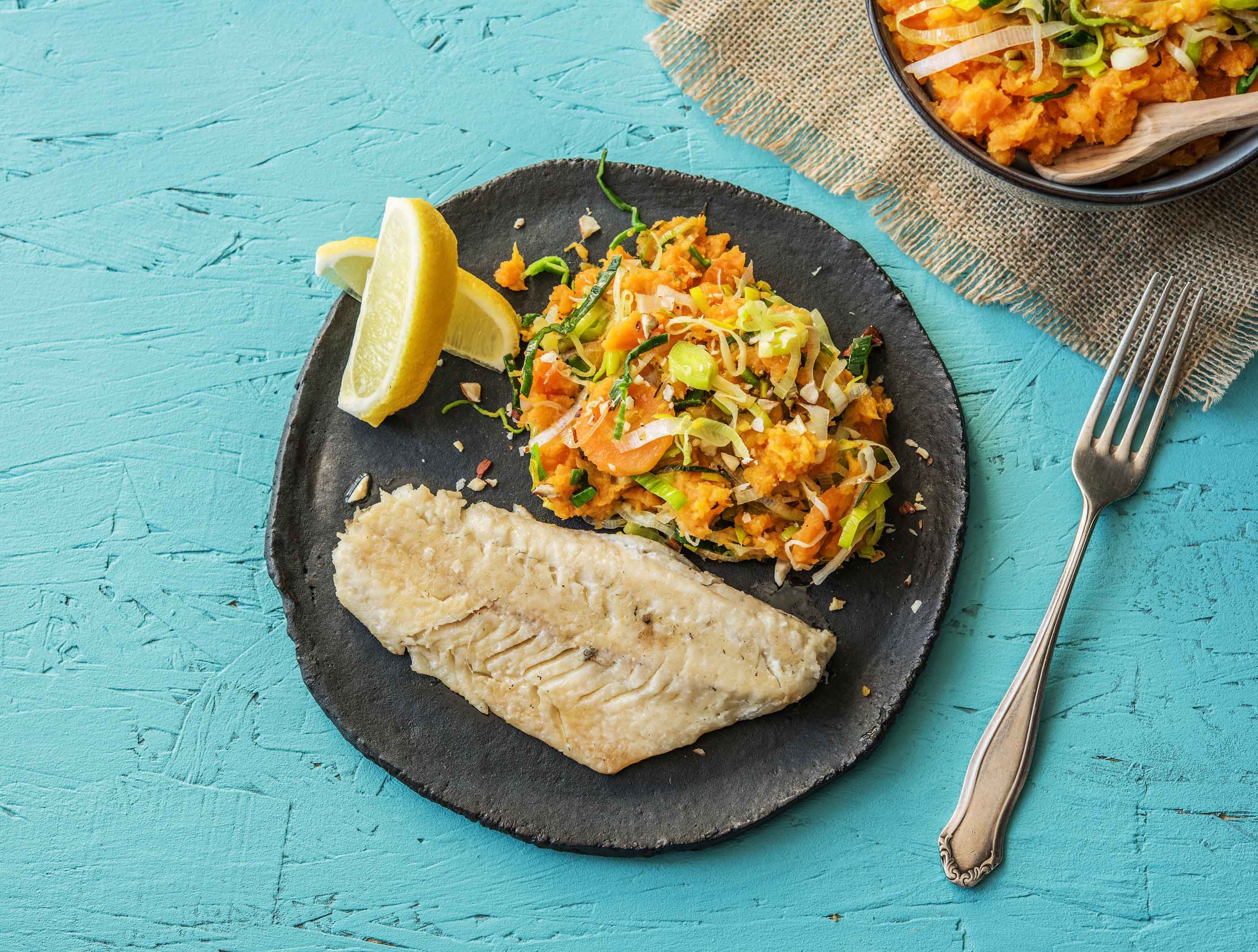 Wijtingfilet en bataat-wortelpuree met prei en oregano