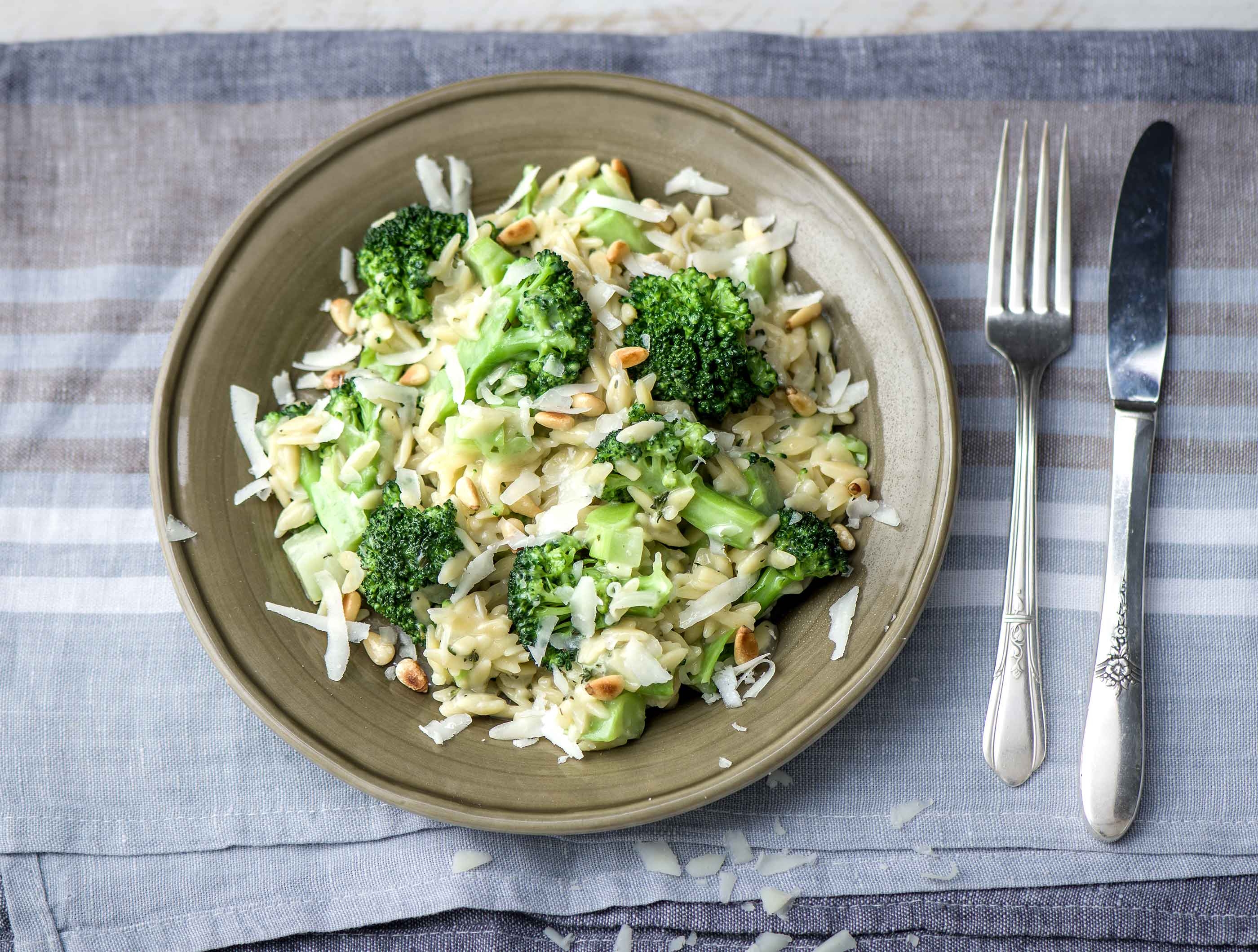 Orzo aux brocolis, pecorino et pignons de pin