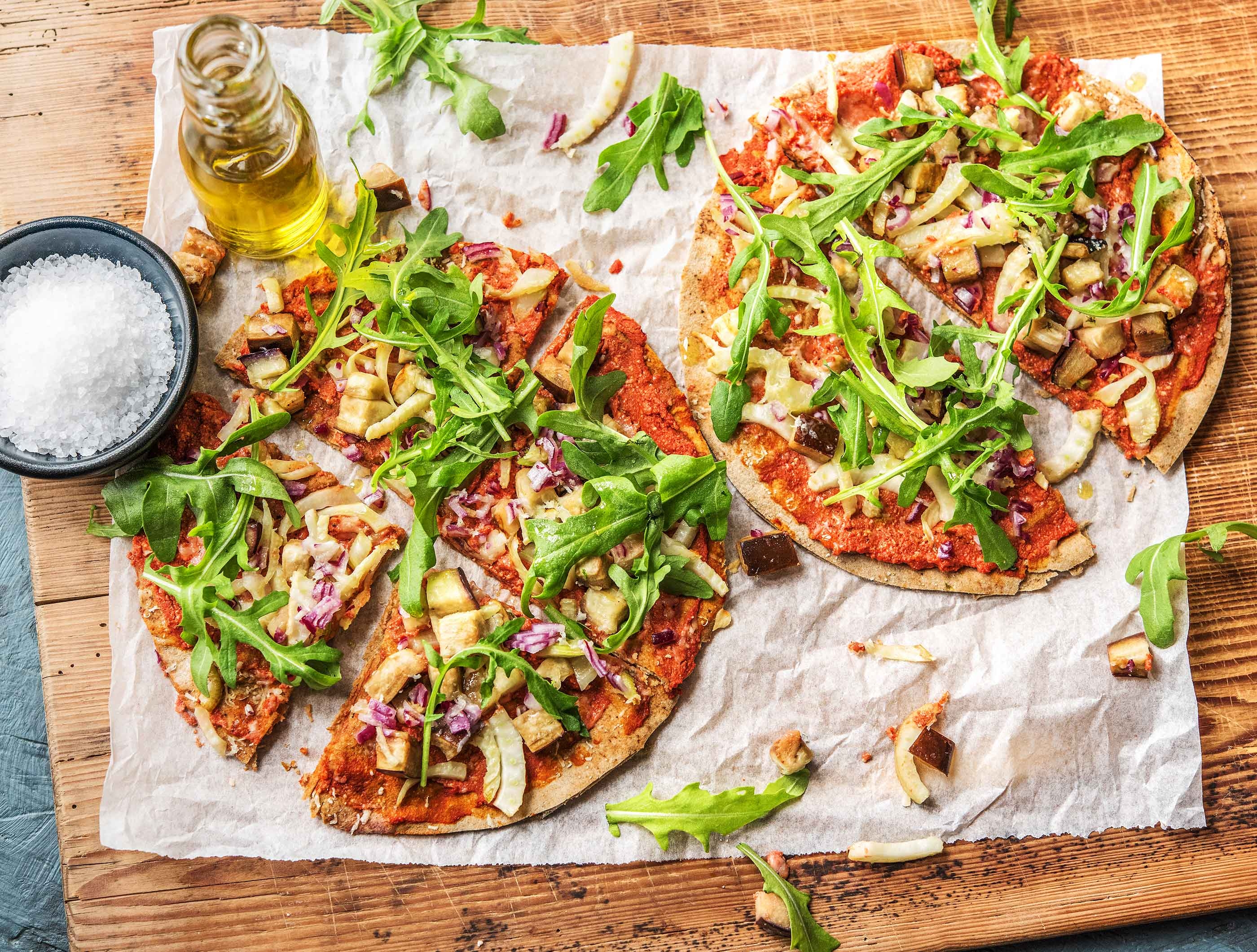 Pizza de pain plat à l’aubergine et au fenouil