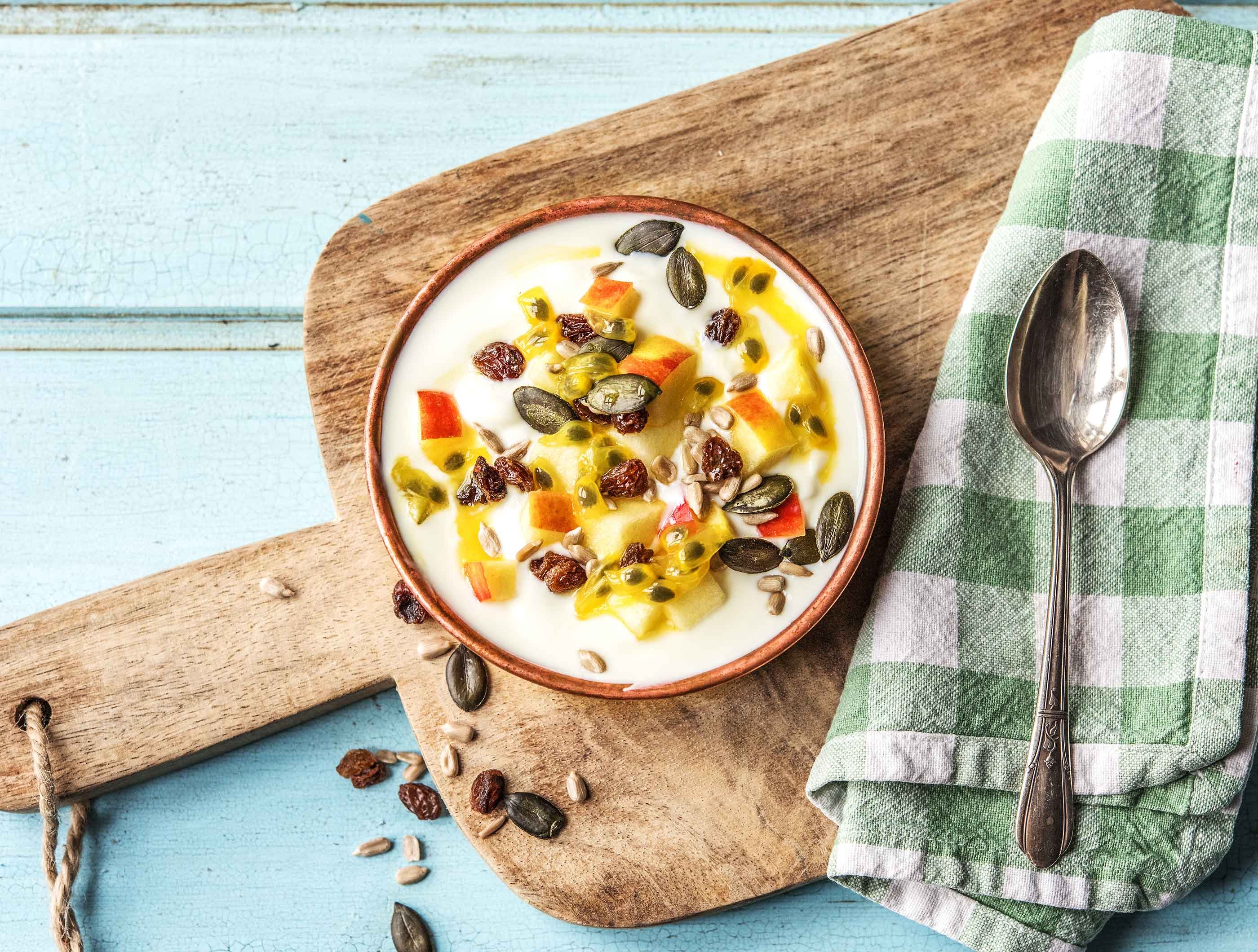 Volle kwark met appel, passievrucht en rozijnen pittenmix