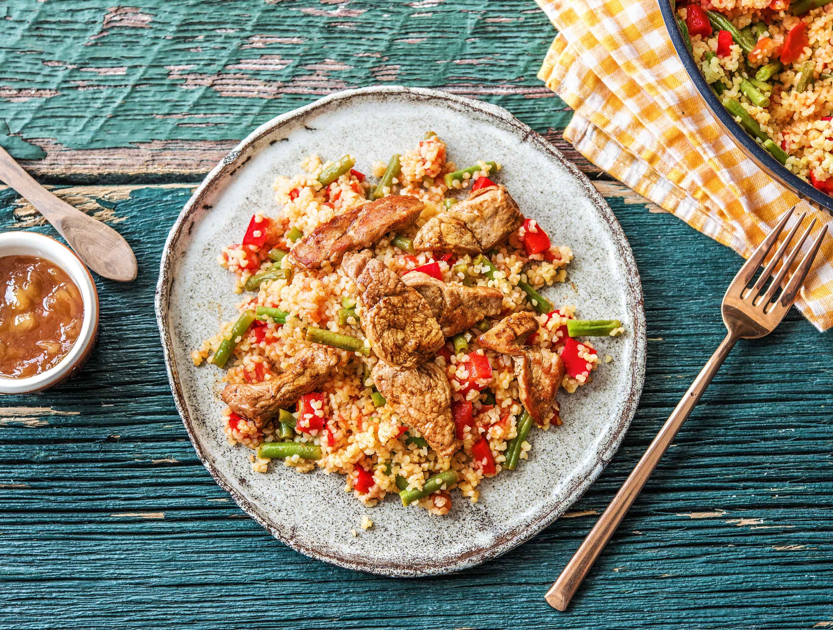 Varkenshaaspuntjes met bulgur, sperziebonen, paprika en pikante uienchutney