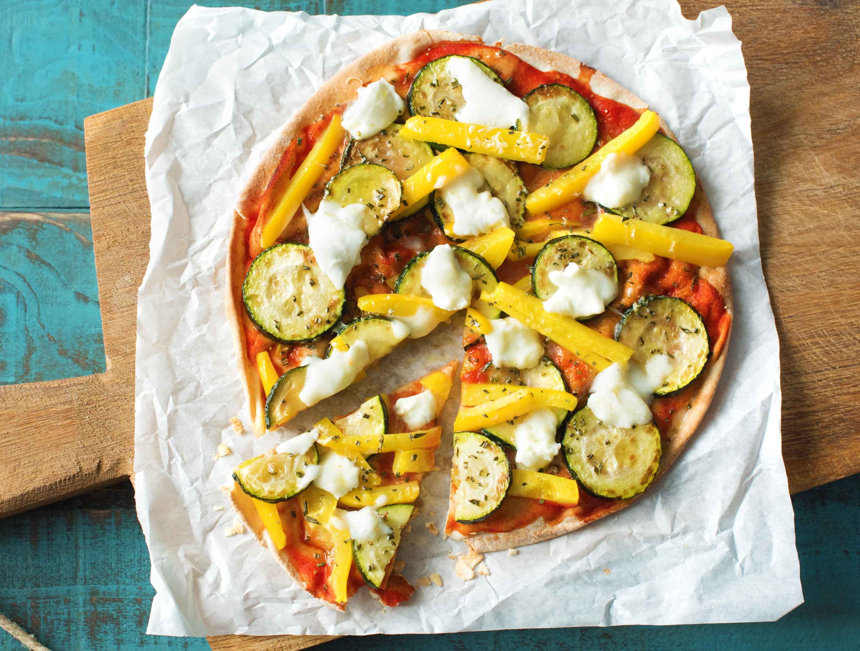 Italiaanse platbroodpizza met buffelmozzarella, courgette en gele paprika