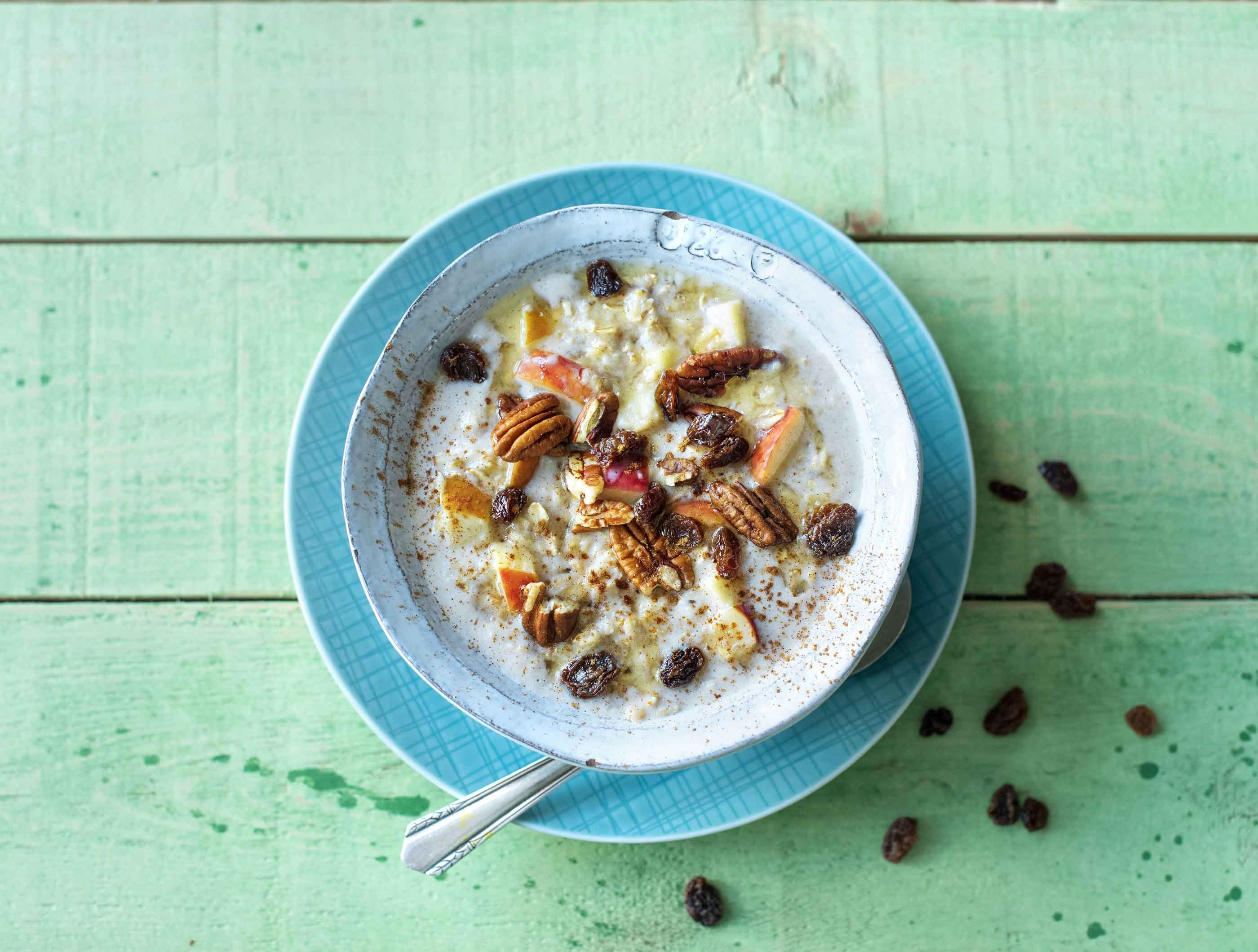 Havermoutpap met appel, kaneel, rozijnen en pecannoten