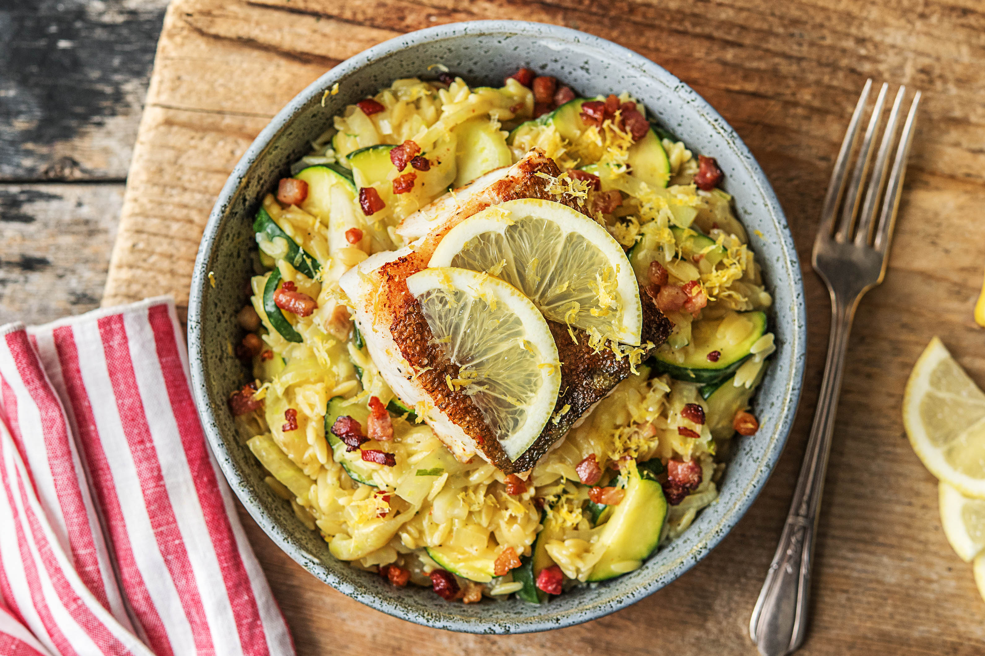 Orzo-risotto met kabeljauw, spekjes, citroen en tijm