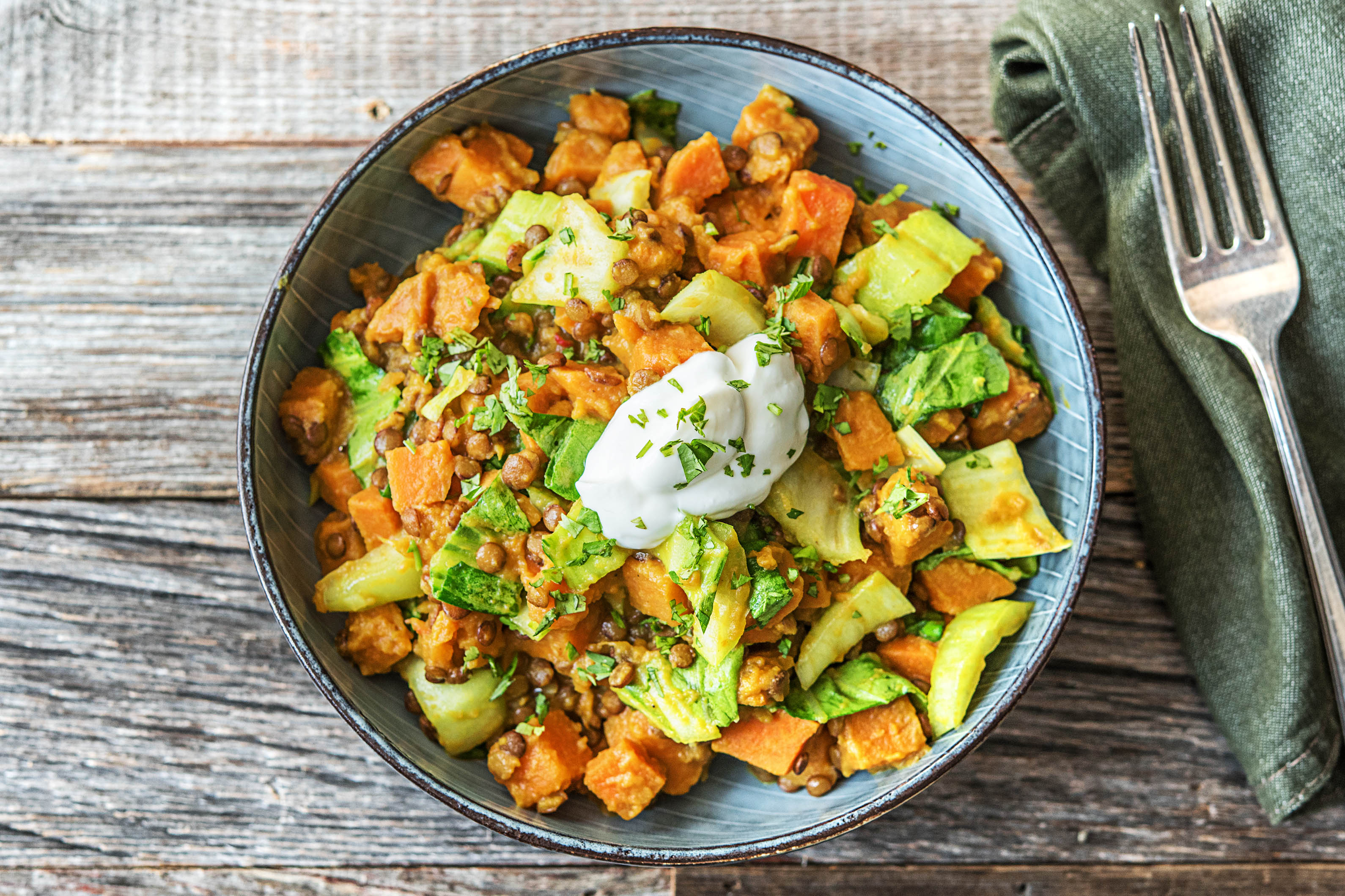 Klassieke Indiase curry met linzen, bataat en paksoi