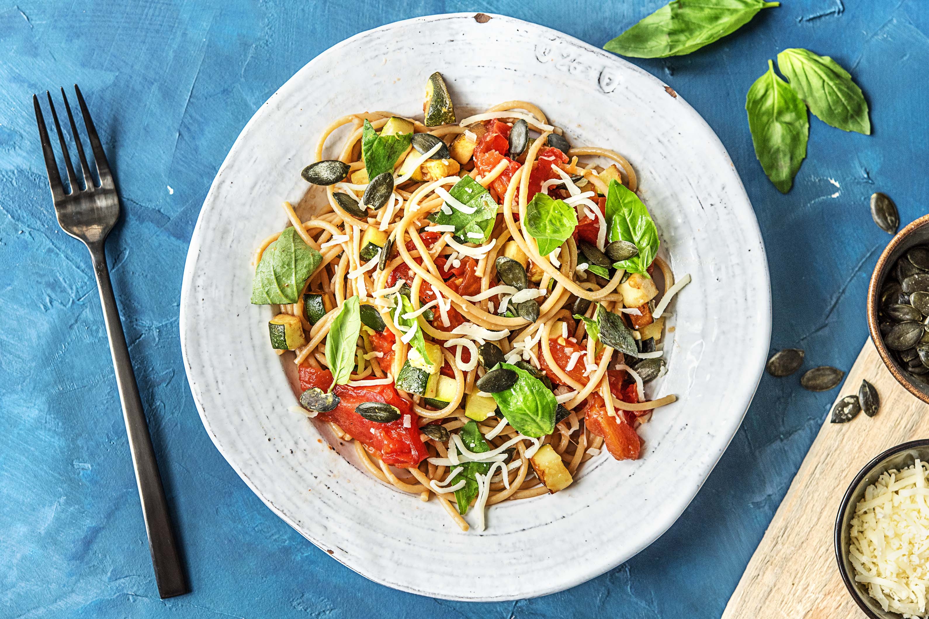 Spaghetti aglio olio met oude kaas, tomaat, courgette en basilicum