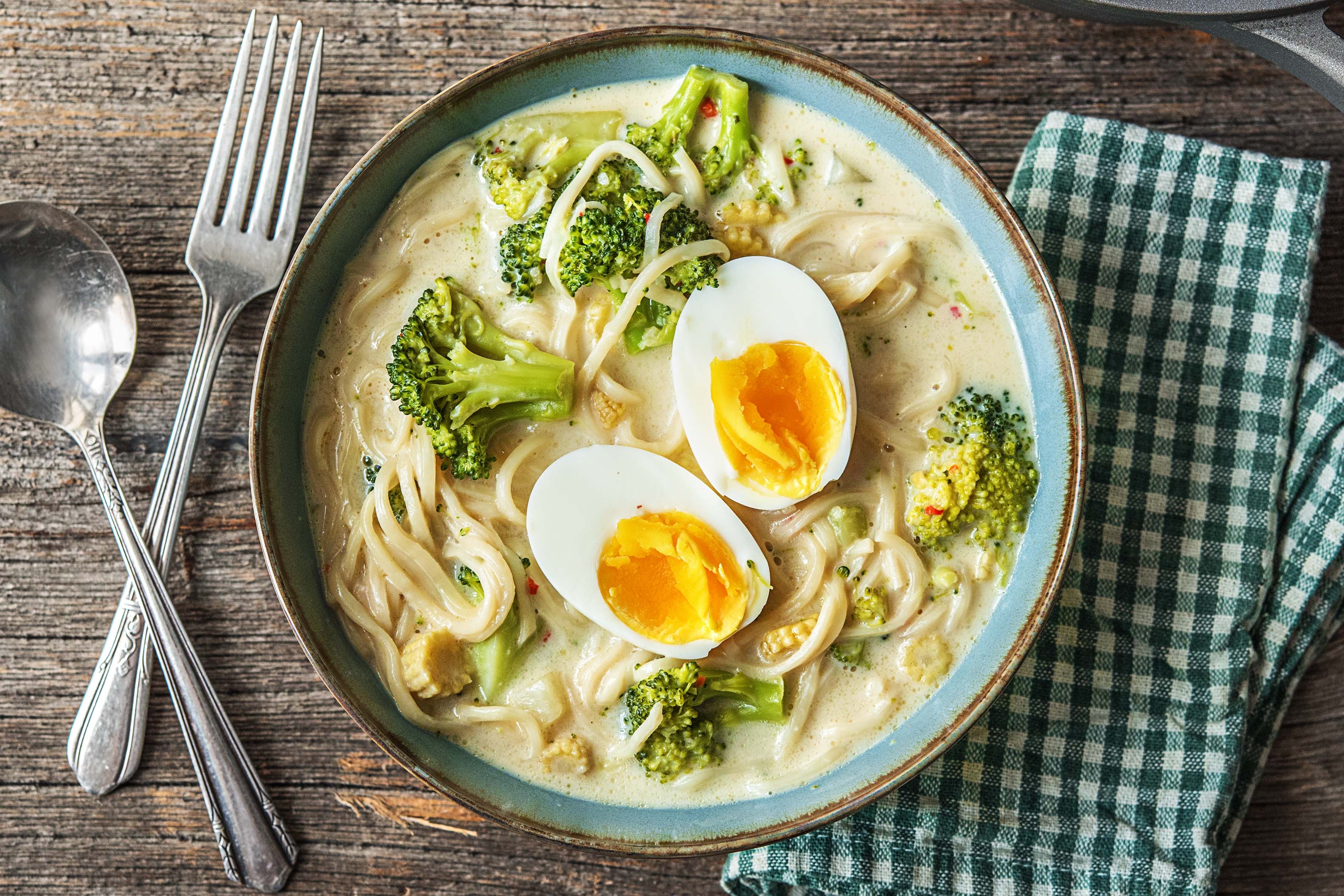 Nouilles orientales, noix de coco et mini-épis de maïs