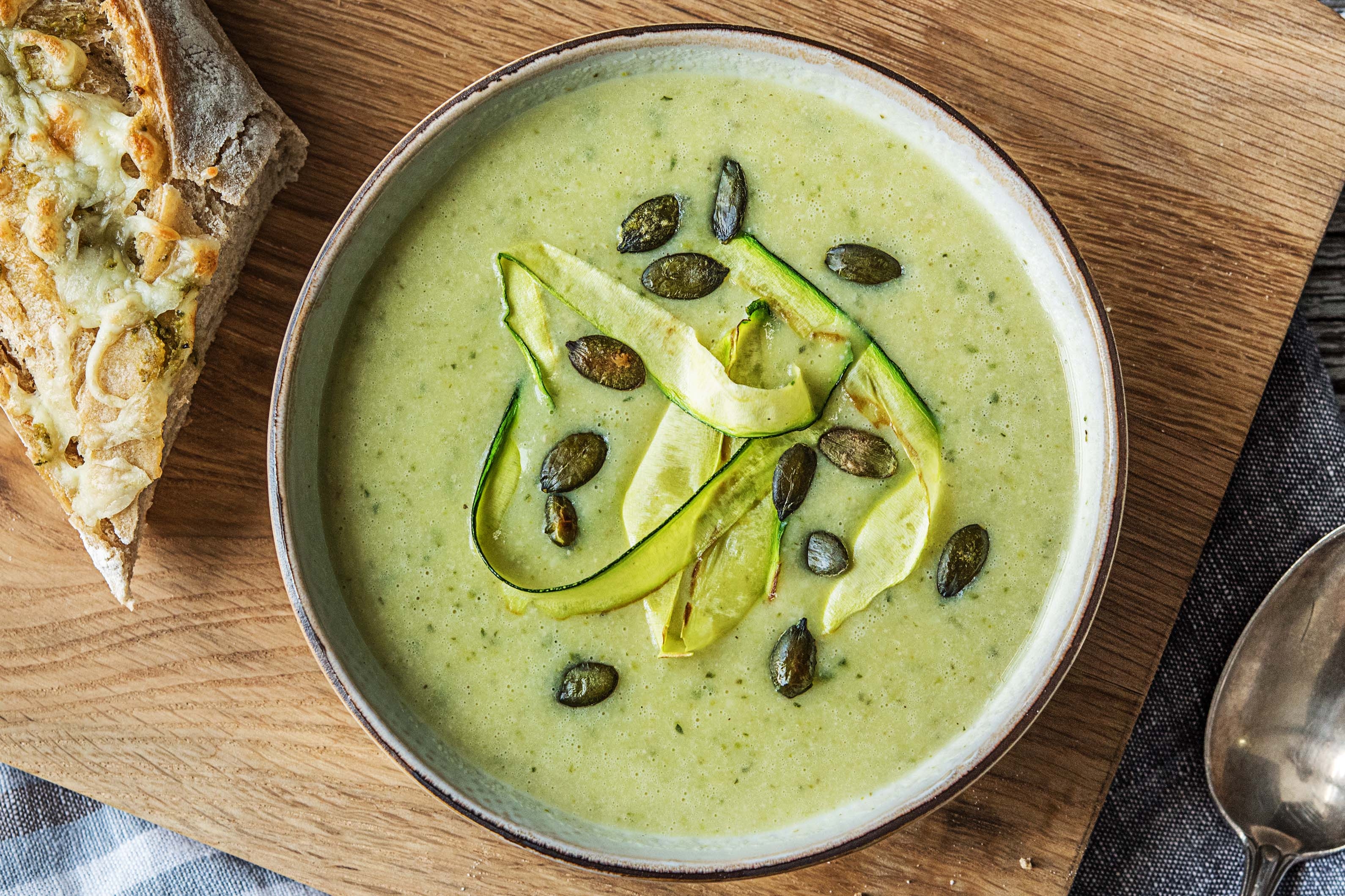 Courgette-pestosoep met gegratineerde speltbaguette