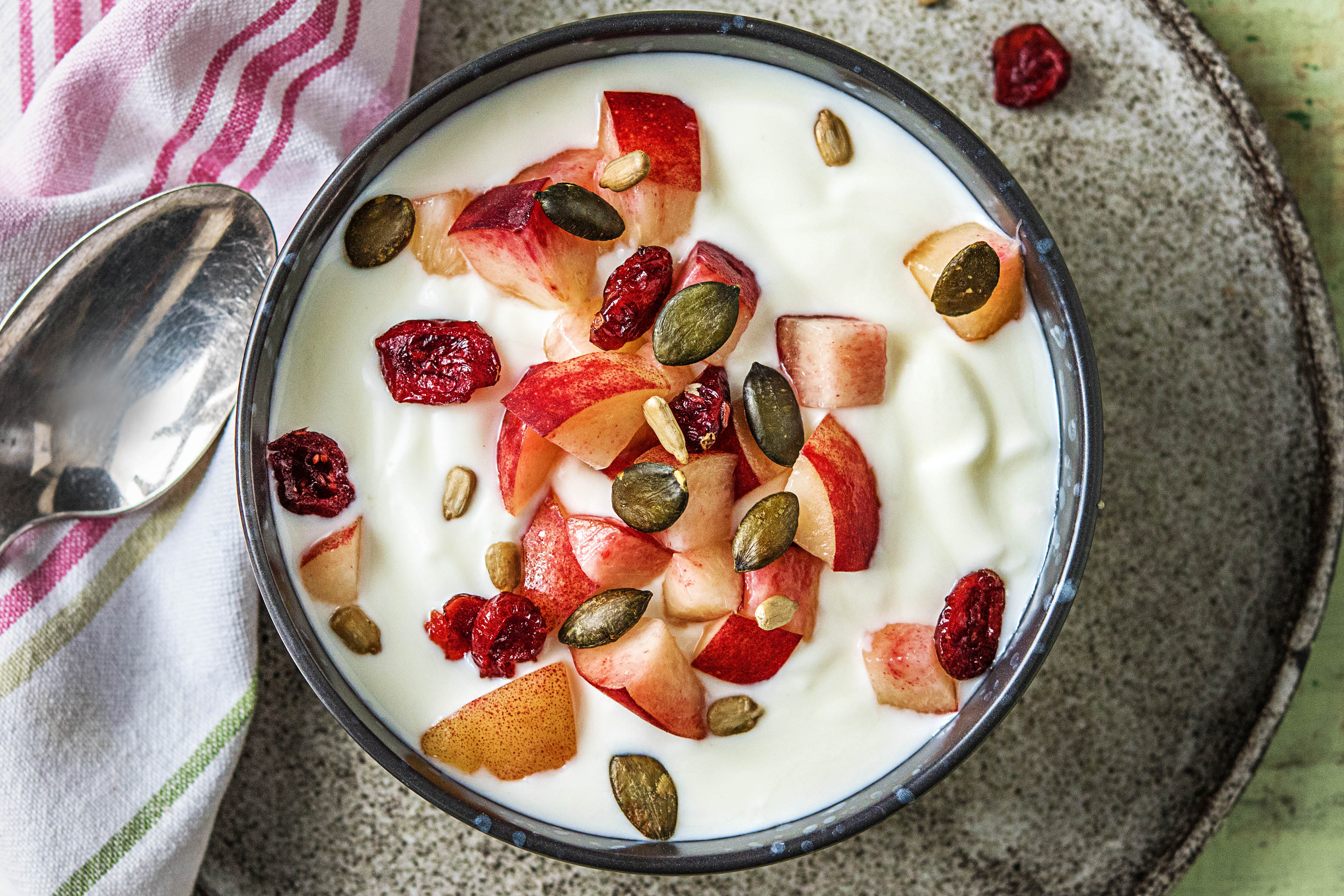 Halfvolle zuivelmix met perzik en cranberry-notenmix