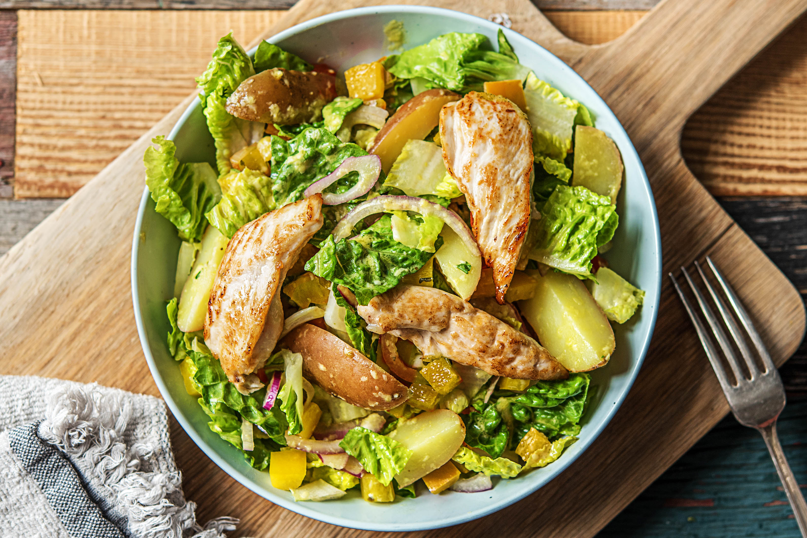 Snelle kipfilethaasjes met kleurrijke salade en grana-padanodressing