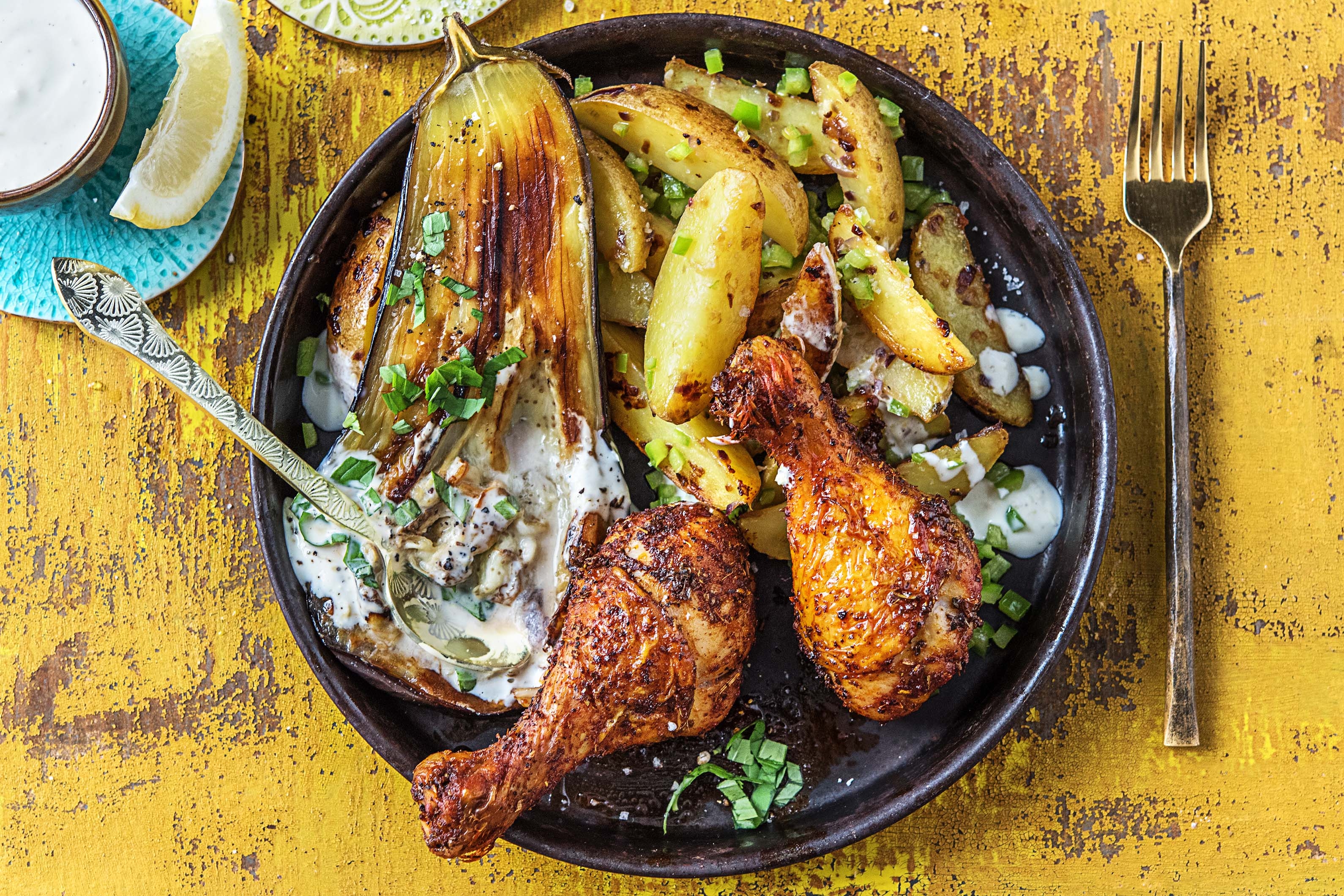 Gemarineerde kipdrumsticks met gepofte aubergine