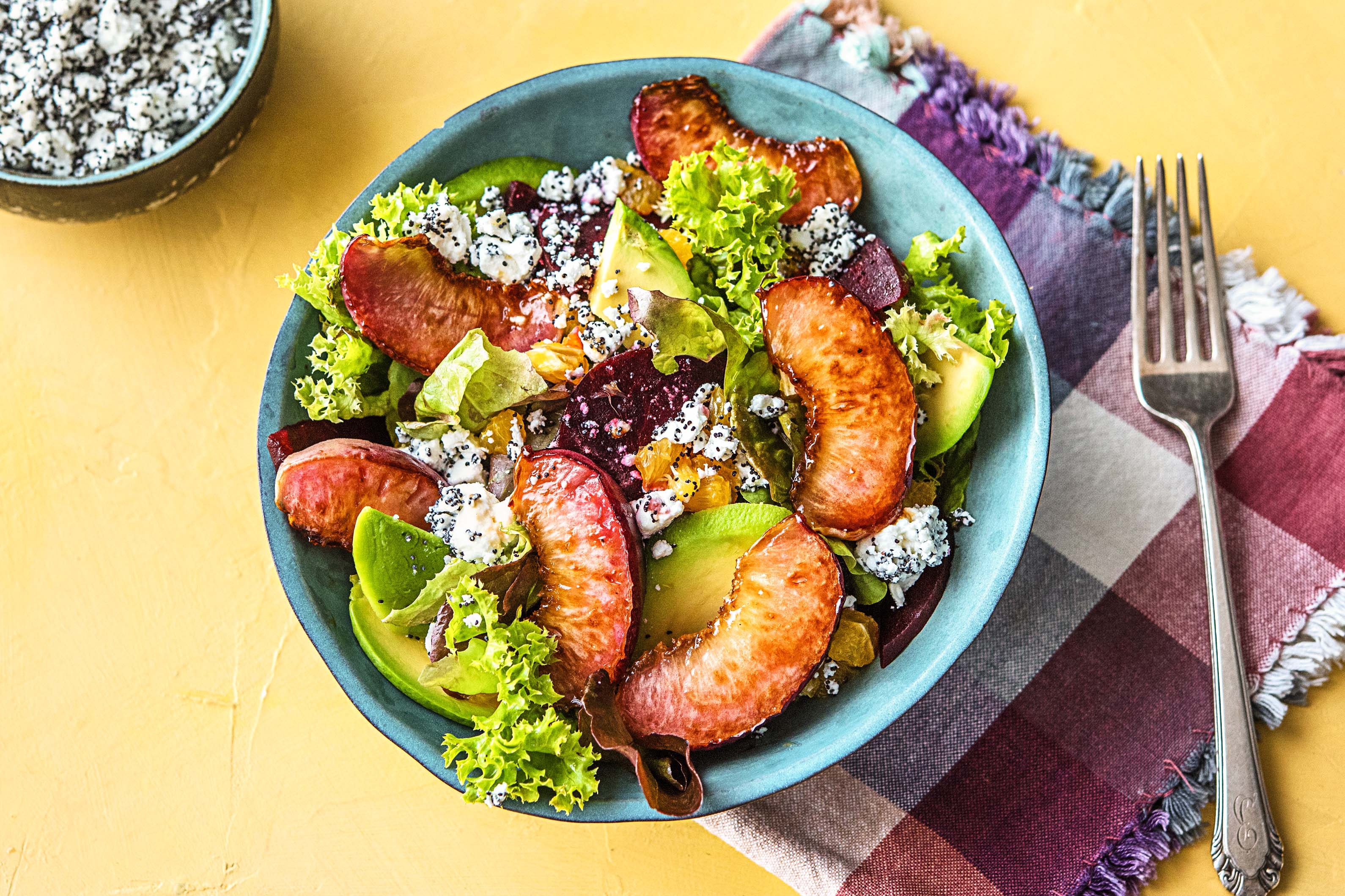 Avocadosalat mit Mohn-Hirtenkäse,