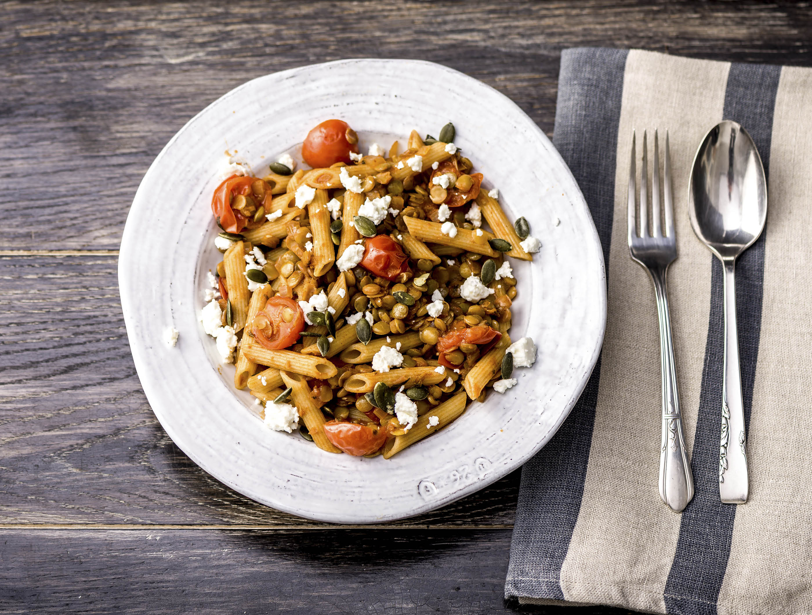 Penne à la sauce bolognaise et aux lentilles avec feta