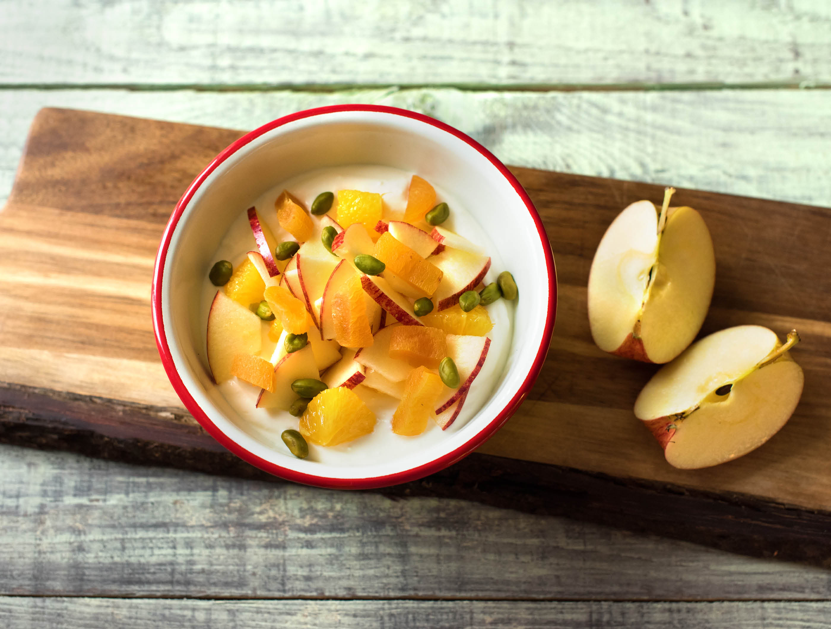 Yaourt entier avec pistaches, abricots et orange