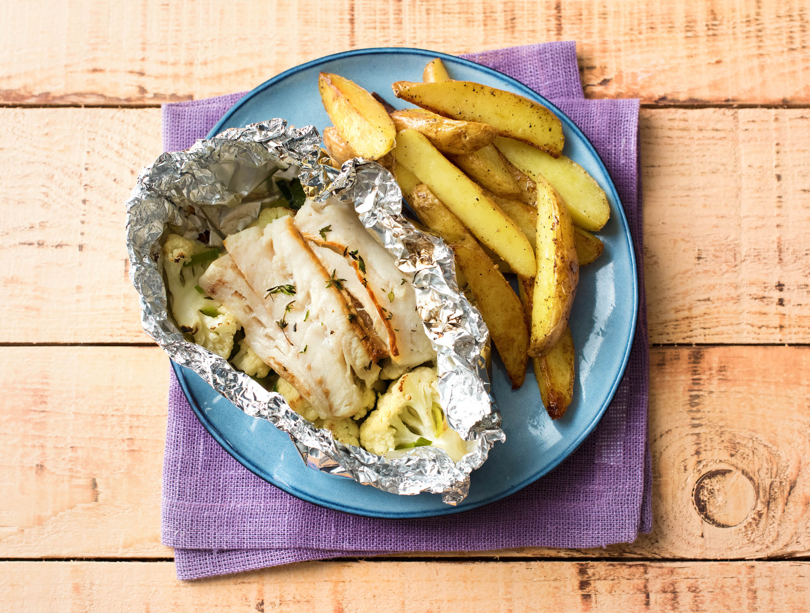 Paquet de poisson avec filet de merlu au thym citron, avec pommes de terre au four dans leur peau