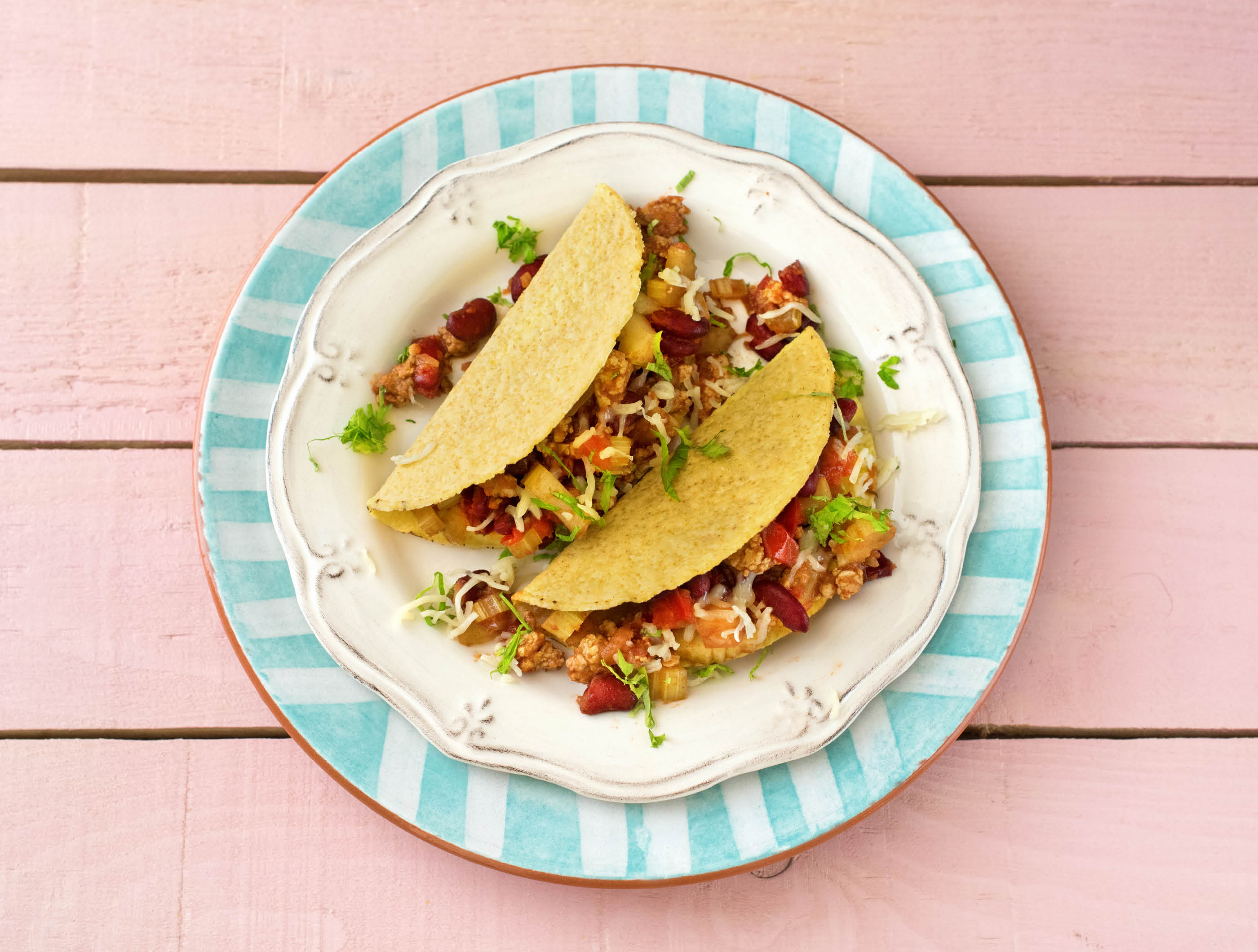 Tacos croustillants avec haché de poulet, haricots rouges, poivrons verts au cheddar