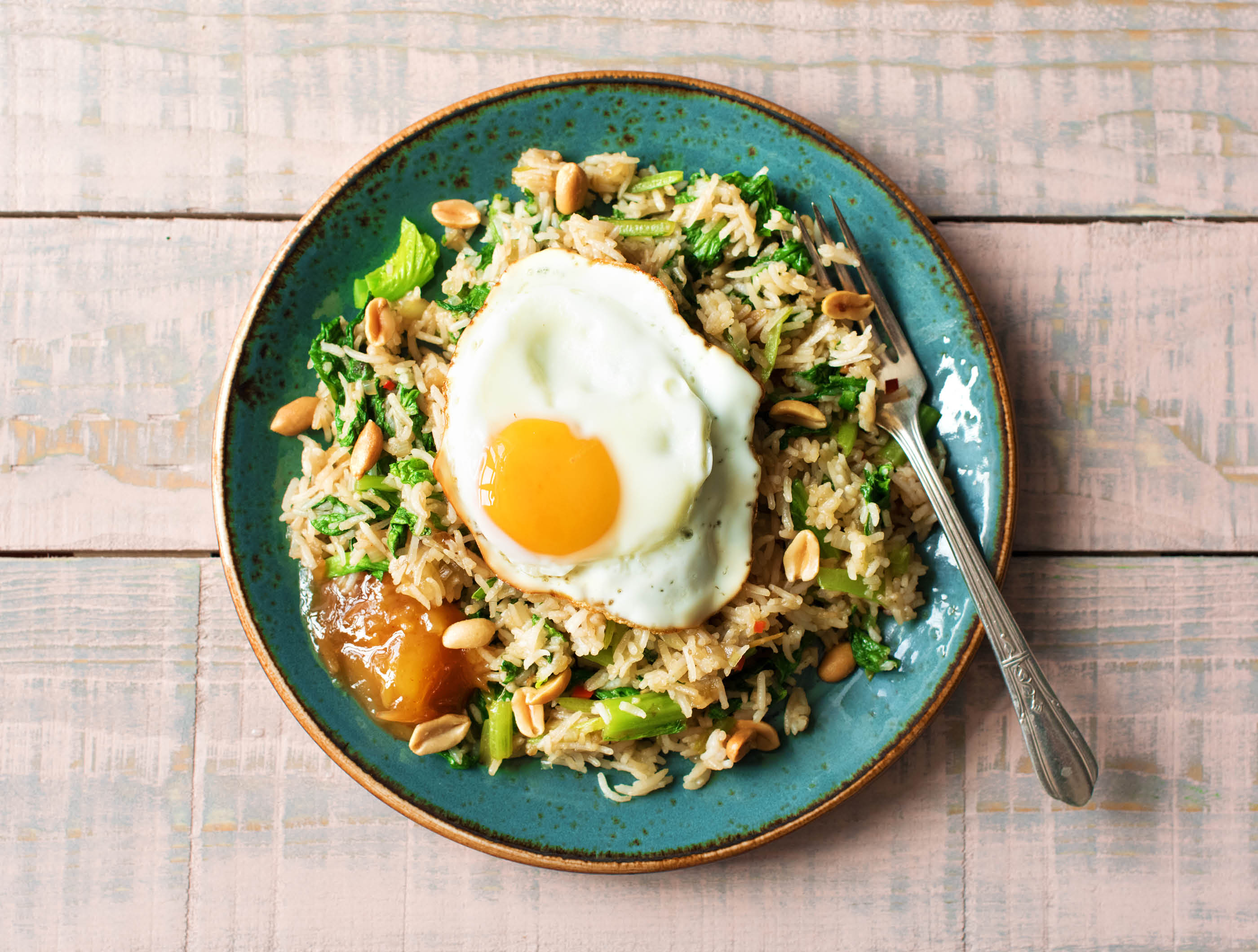 Riz basmati à l’am choi, au chutney de mangue et aux cacahuètes avec un œuf au plat