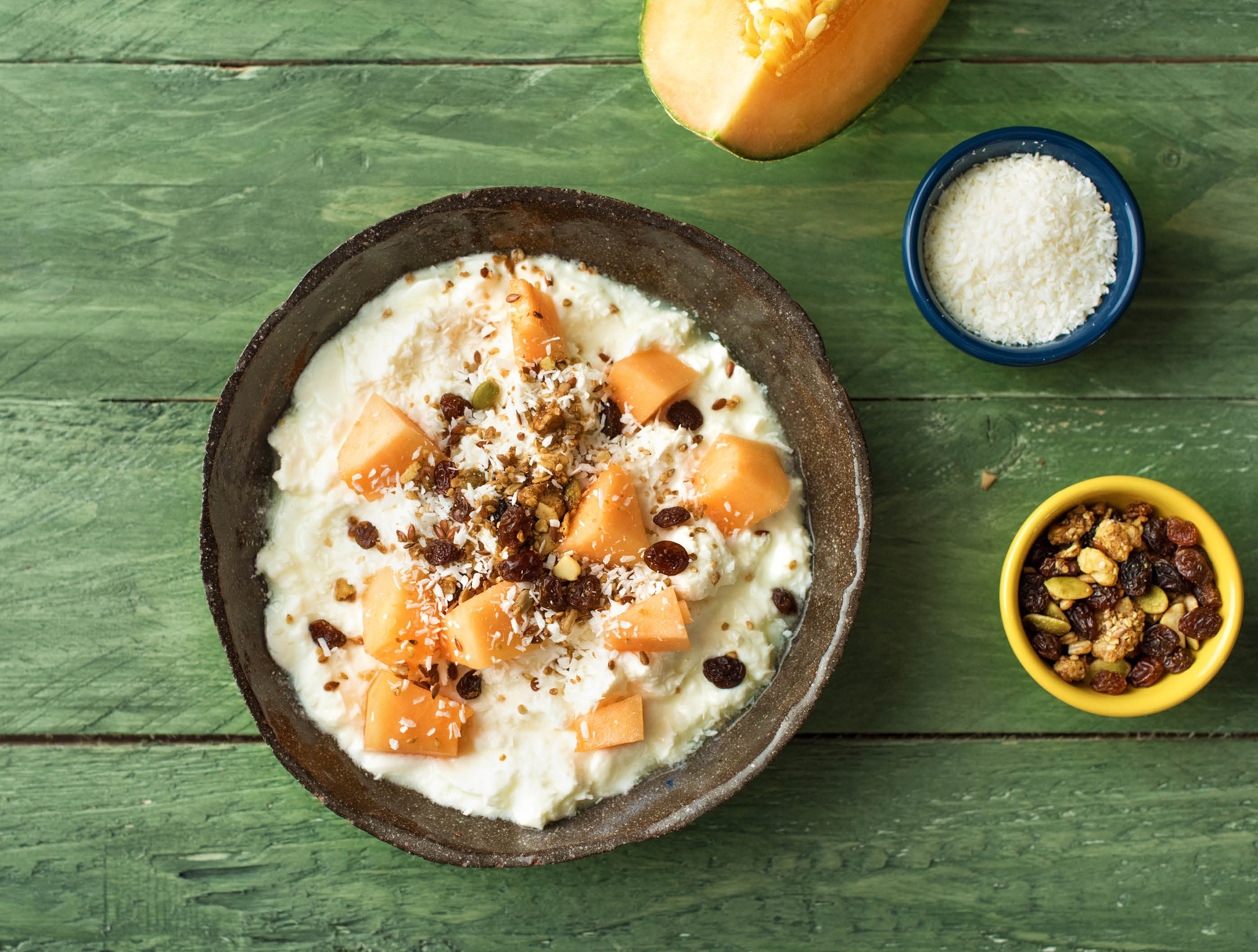 Fromage blanc demi-écrémé au melon cantaloup, au muesli et à la coco