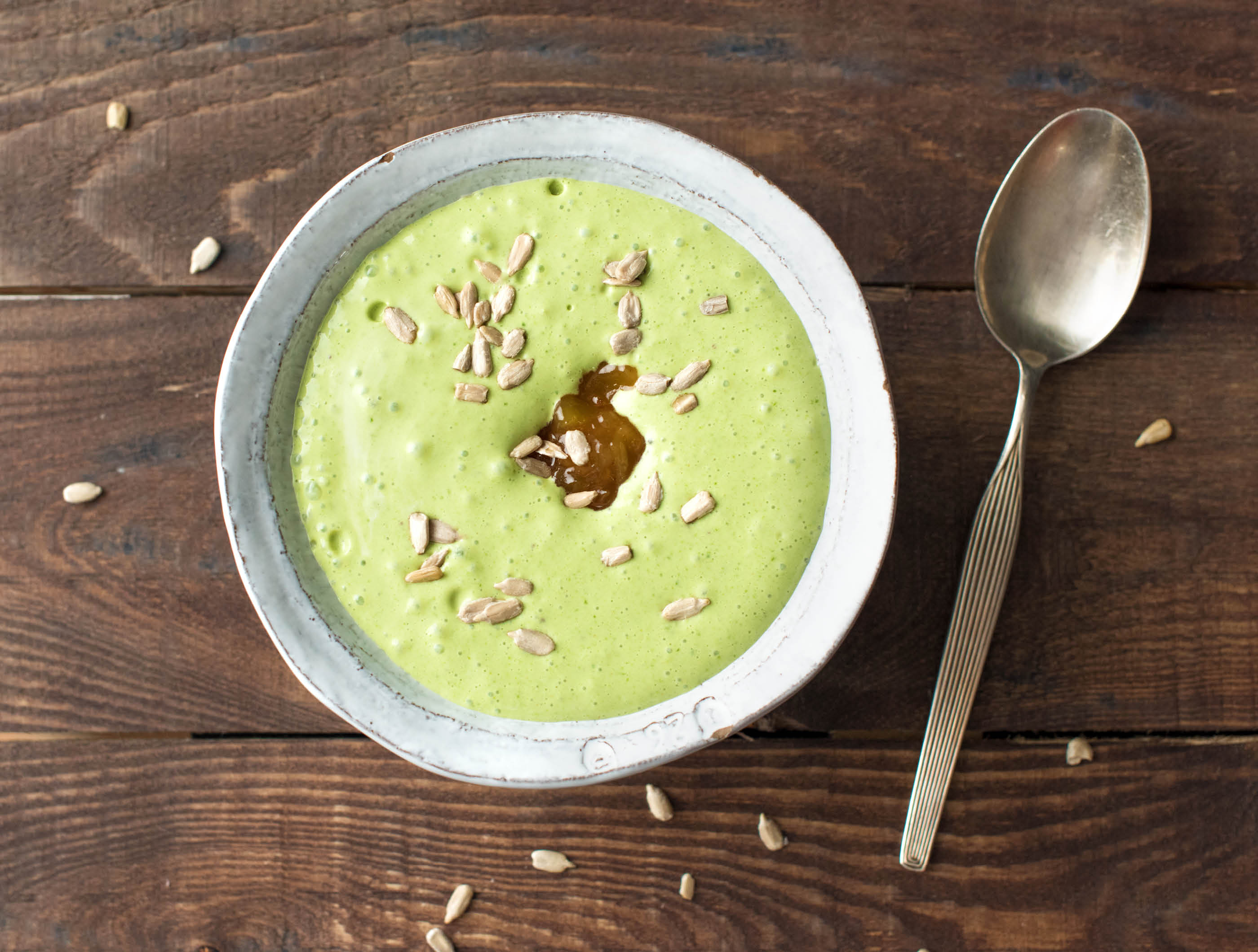 Mélange banane-mangue-ananas au yaourt grec et aux graines de tournesol