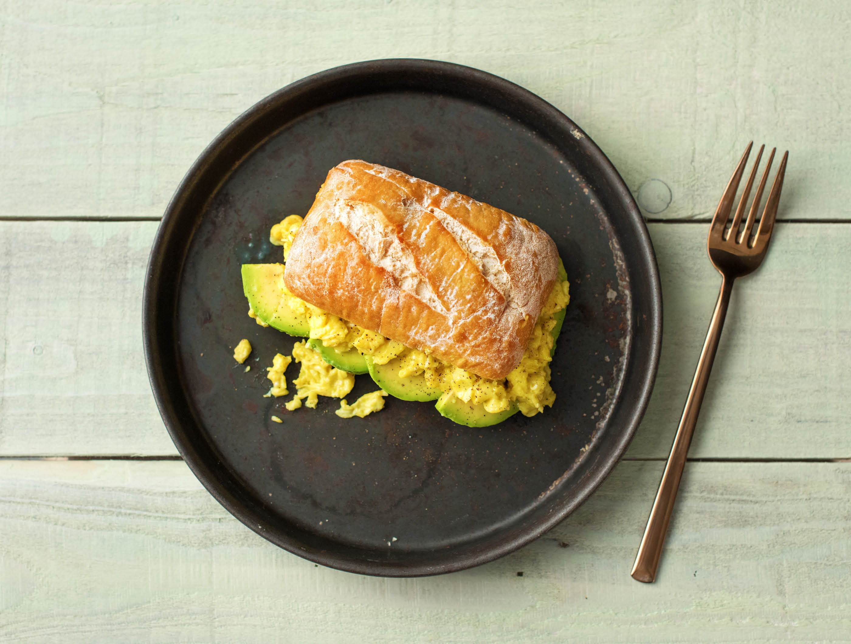 Oeufs brouillés et avocat