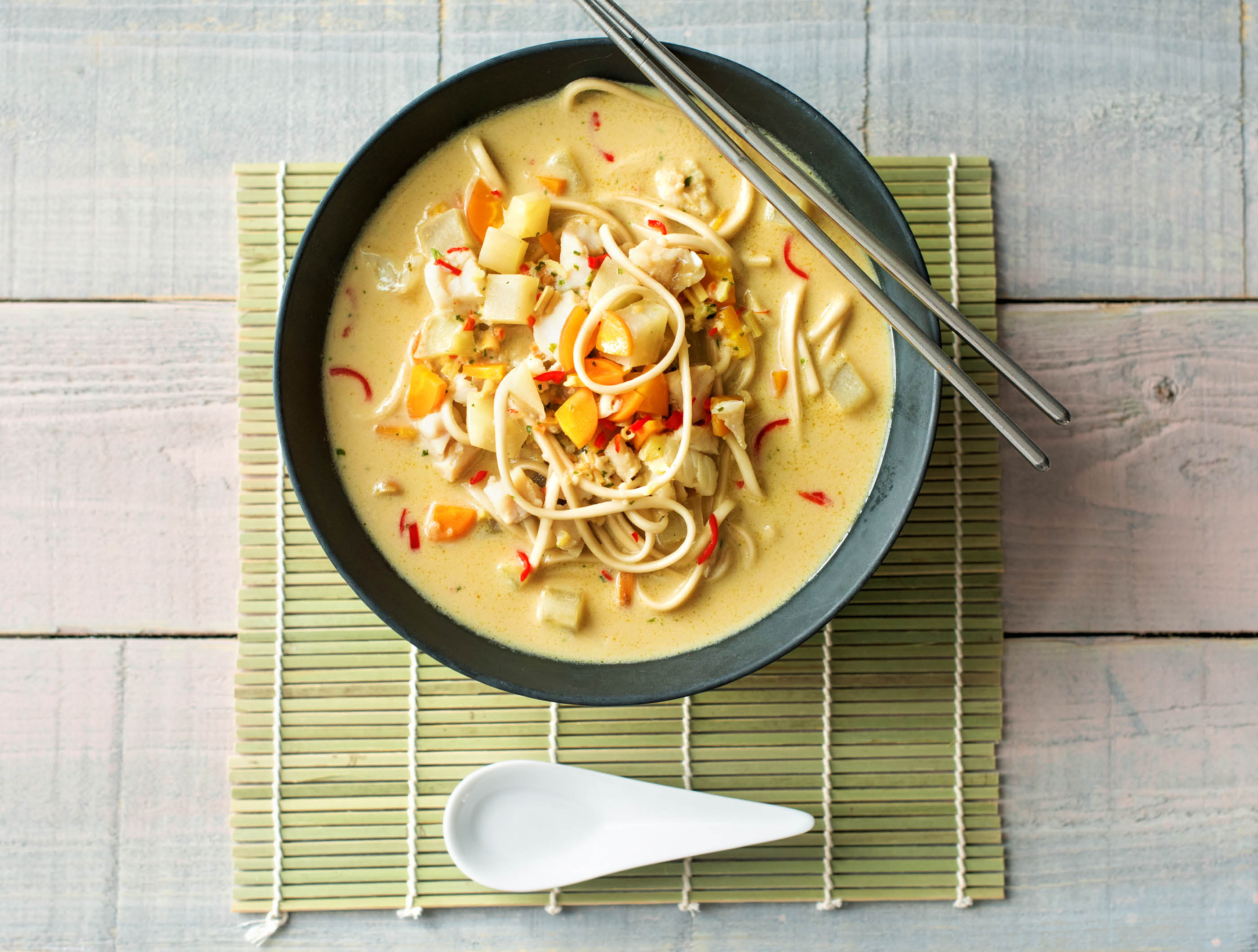 Soupe de poisson à la coco, aux nouilles, aux légumes et au piment rouge