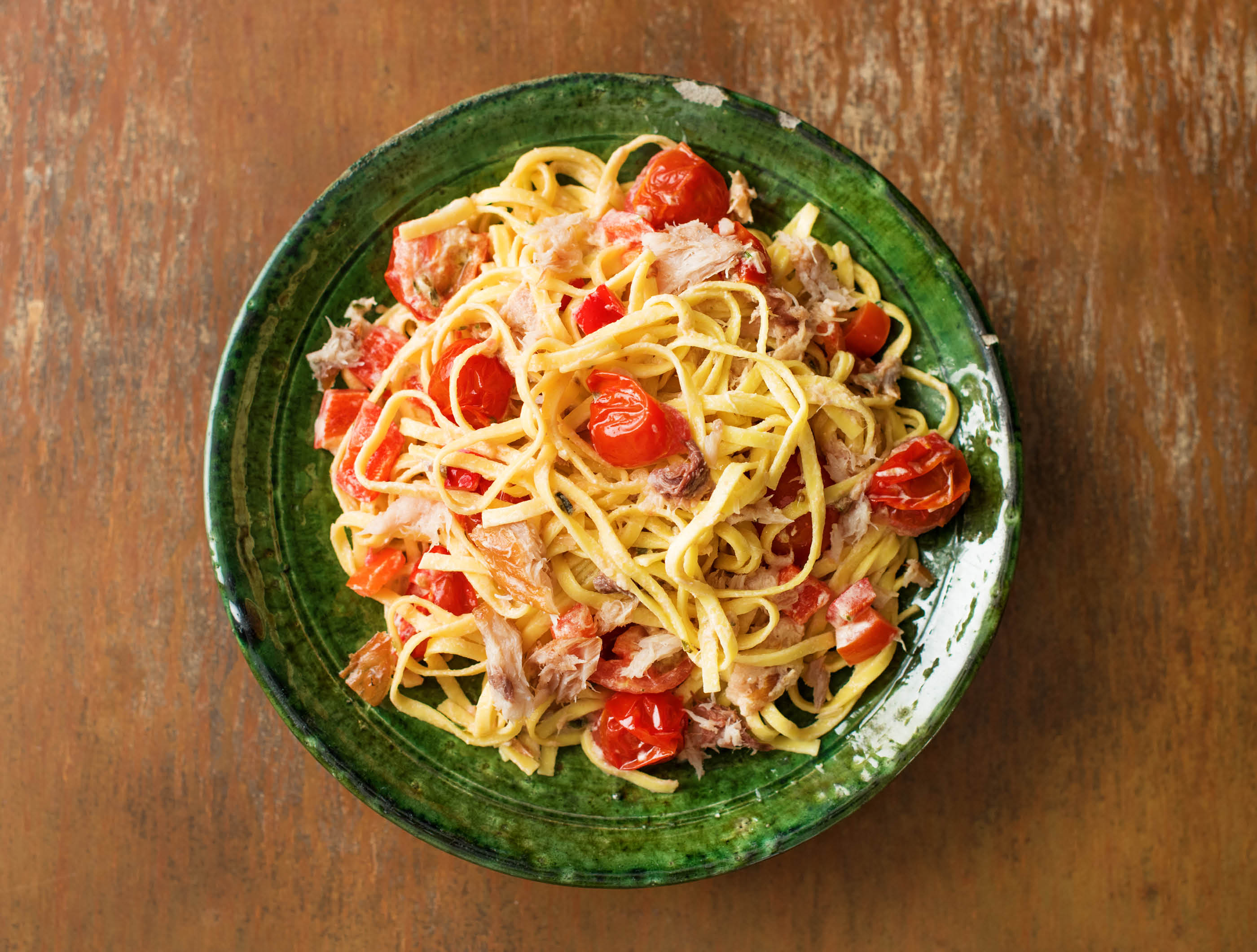 Fettuccine au maquereau fumé à chaud et aux tomates cerise