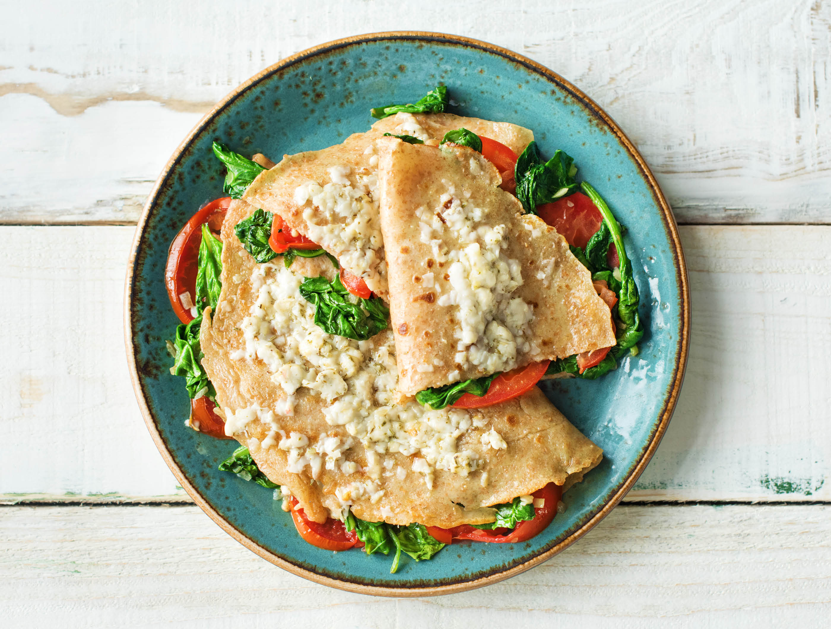 Quesadillas aux épinards, aux tomates et au fromage aux herbes