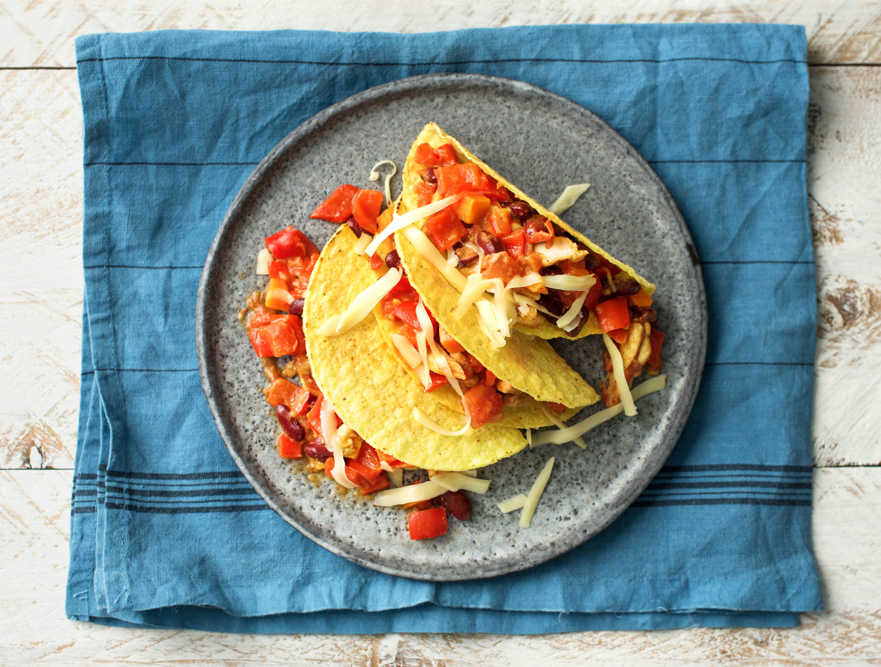 Tacos aux morceaux de cuisses de poulet à la mexicaine et au cheddar
