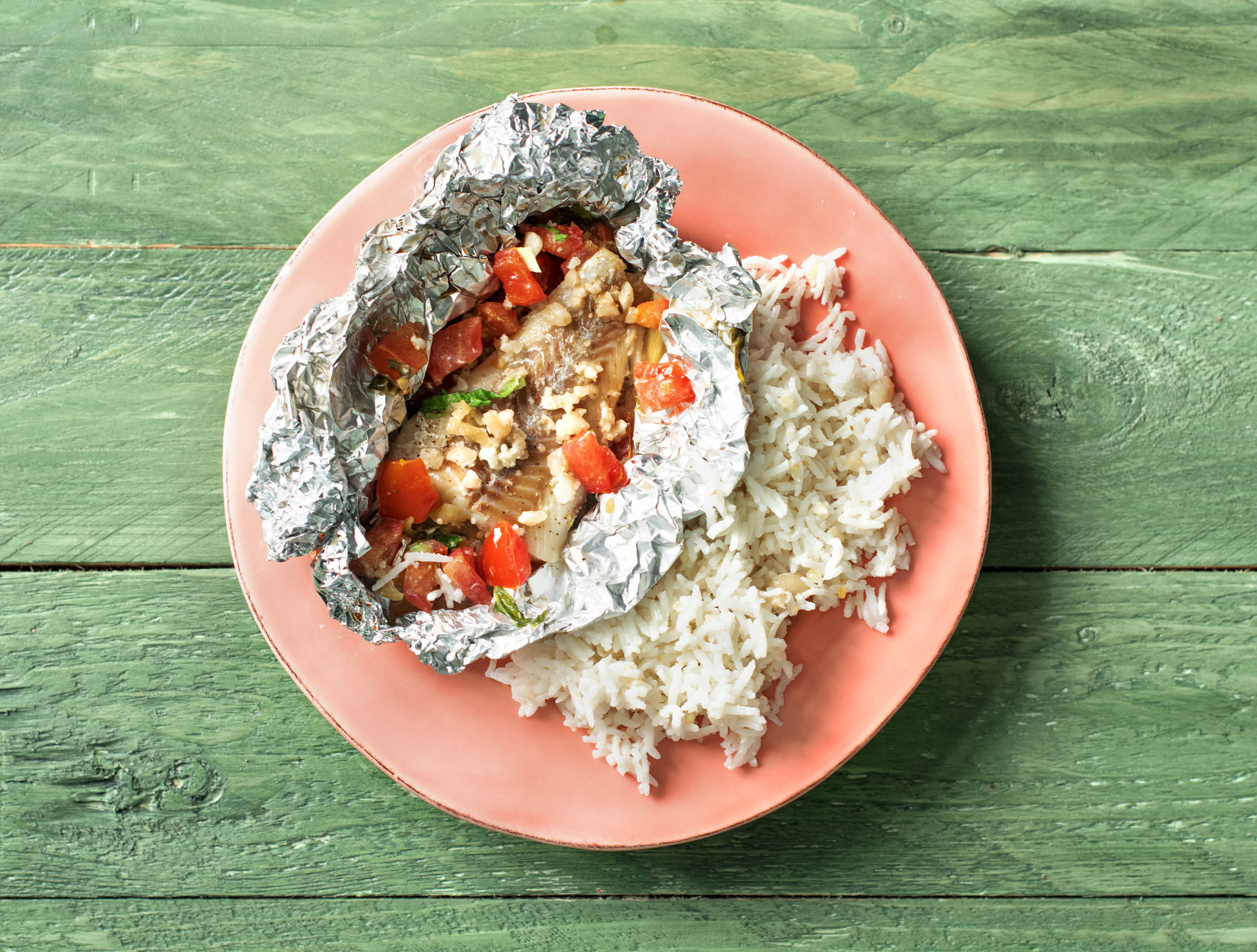 Papillote de poisson à l’orientale, pak choi, riz à la noix de coco et aux cacahuètes
