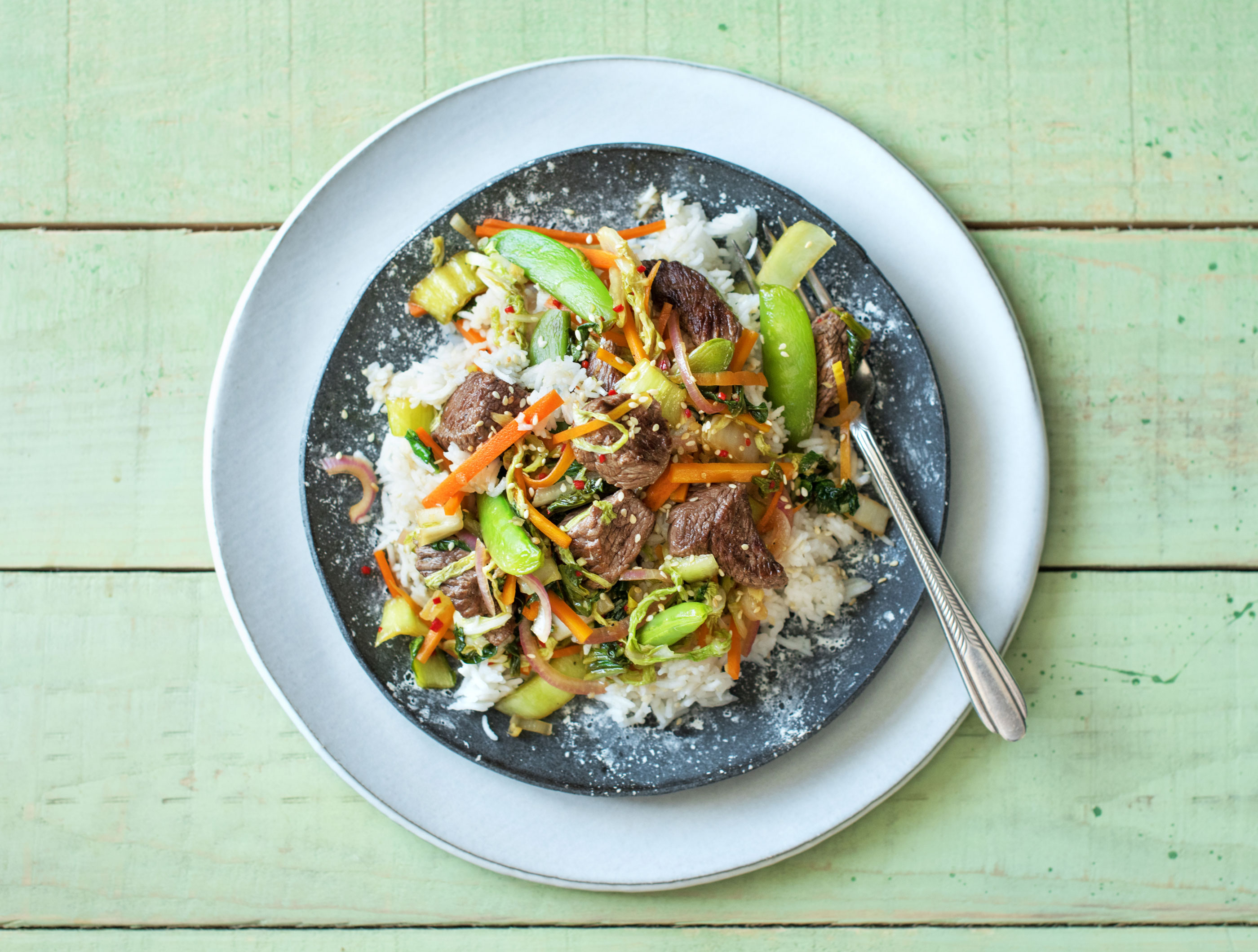 Steak sauté au wok, légumes, sésame et riz basmati