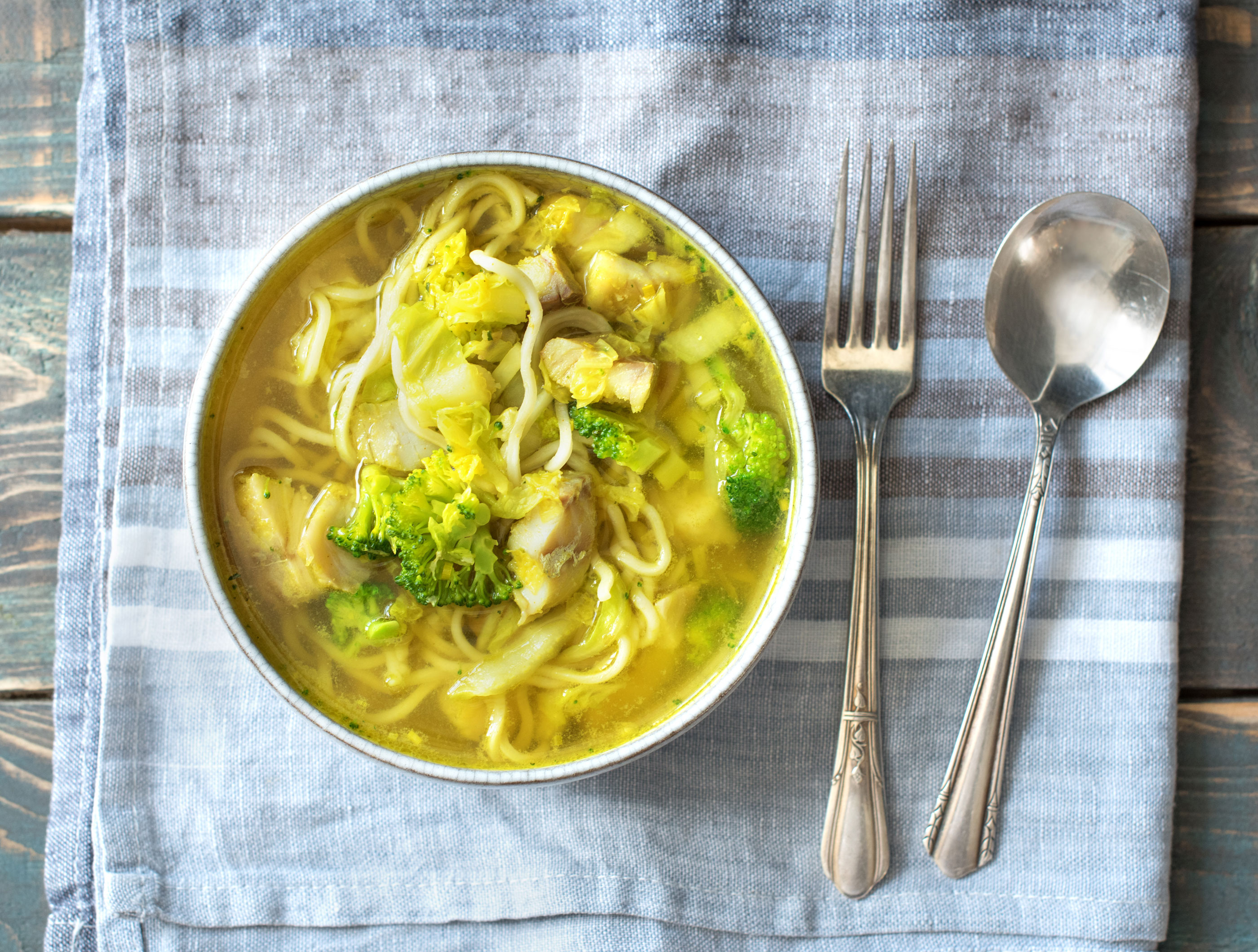 Soupe d'été orientale aux nouilles et au poisson