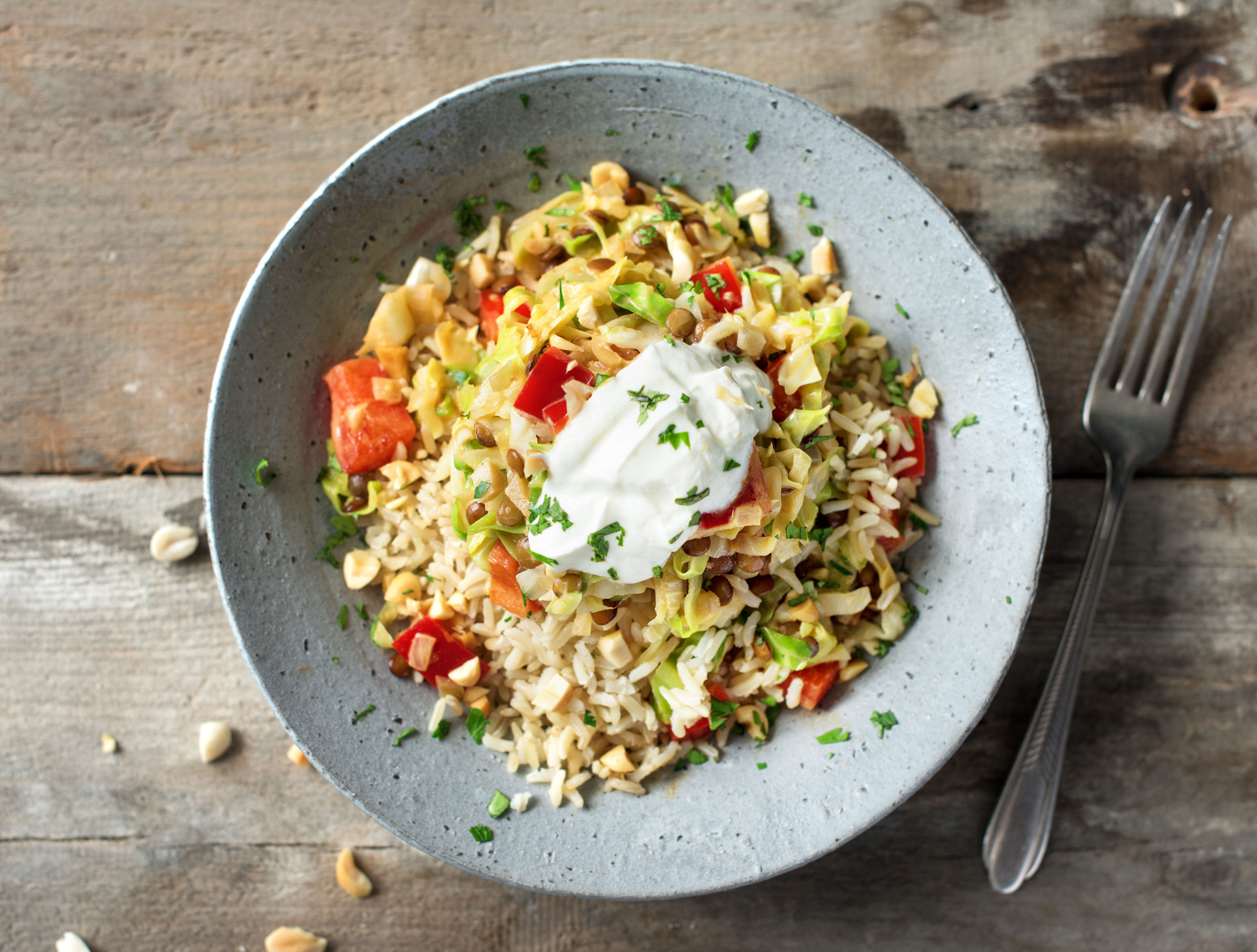 Curry de lentilles épicé au yaourt, cacahuètes et coriandre