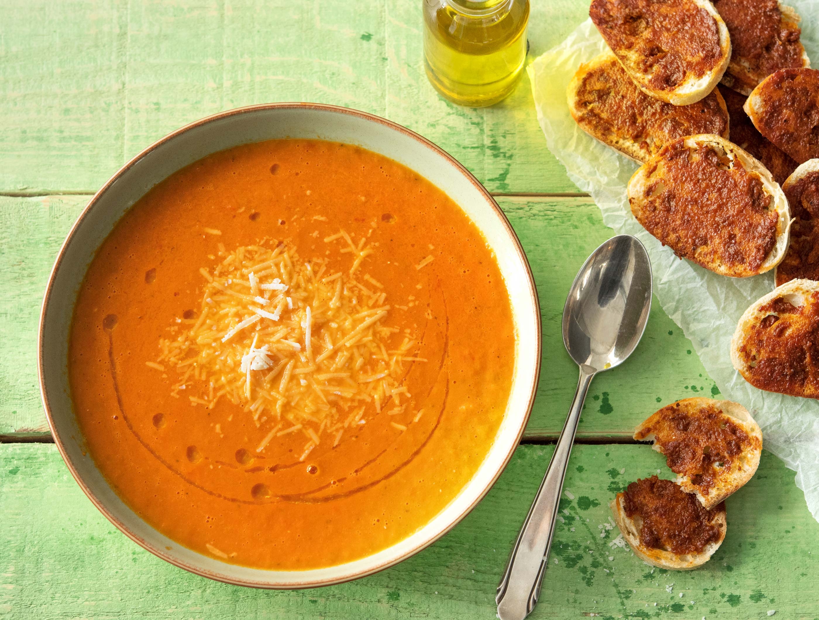Soupe de tomate et bruschettas au pesto de poivron