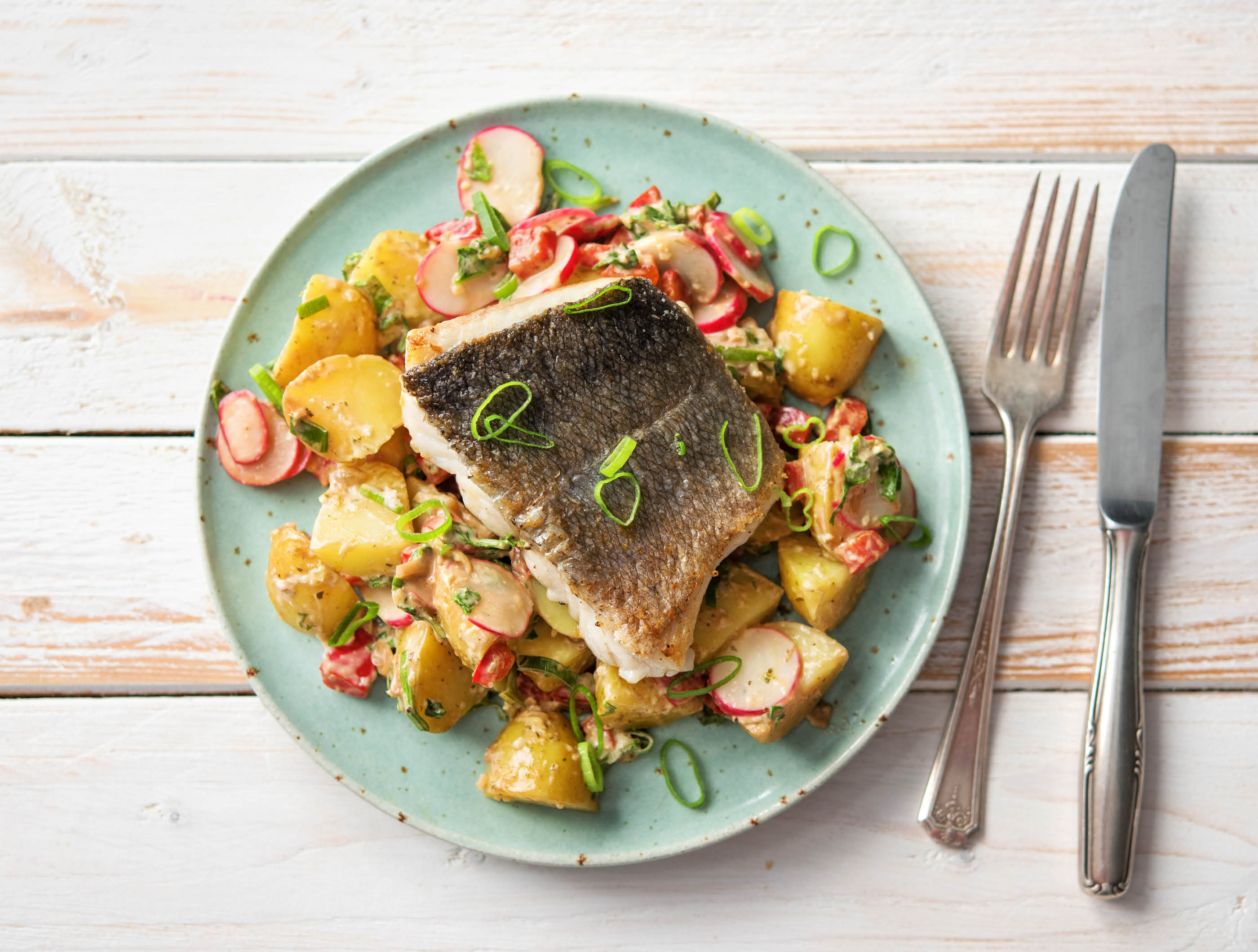 Filet de merlu cuit sur sa peau et salade de pommes de terre haute en couleur